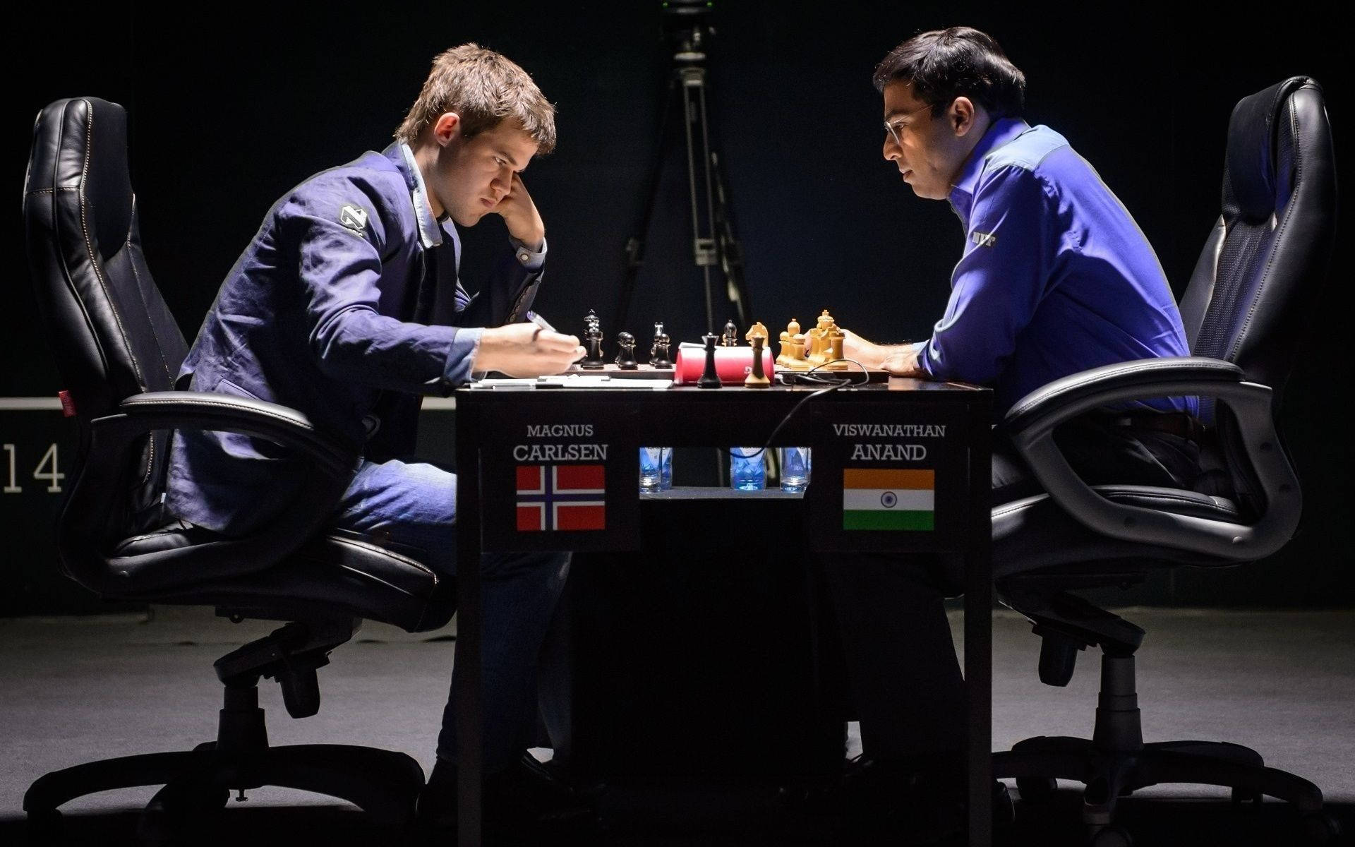 Magnus 桌布 壁紙 — 兩位西洋棋大師在戲劇性的舞台燈光下，於高風險比賽中高度專注。