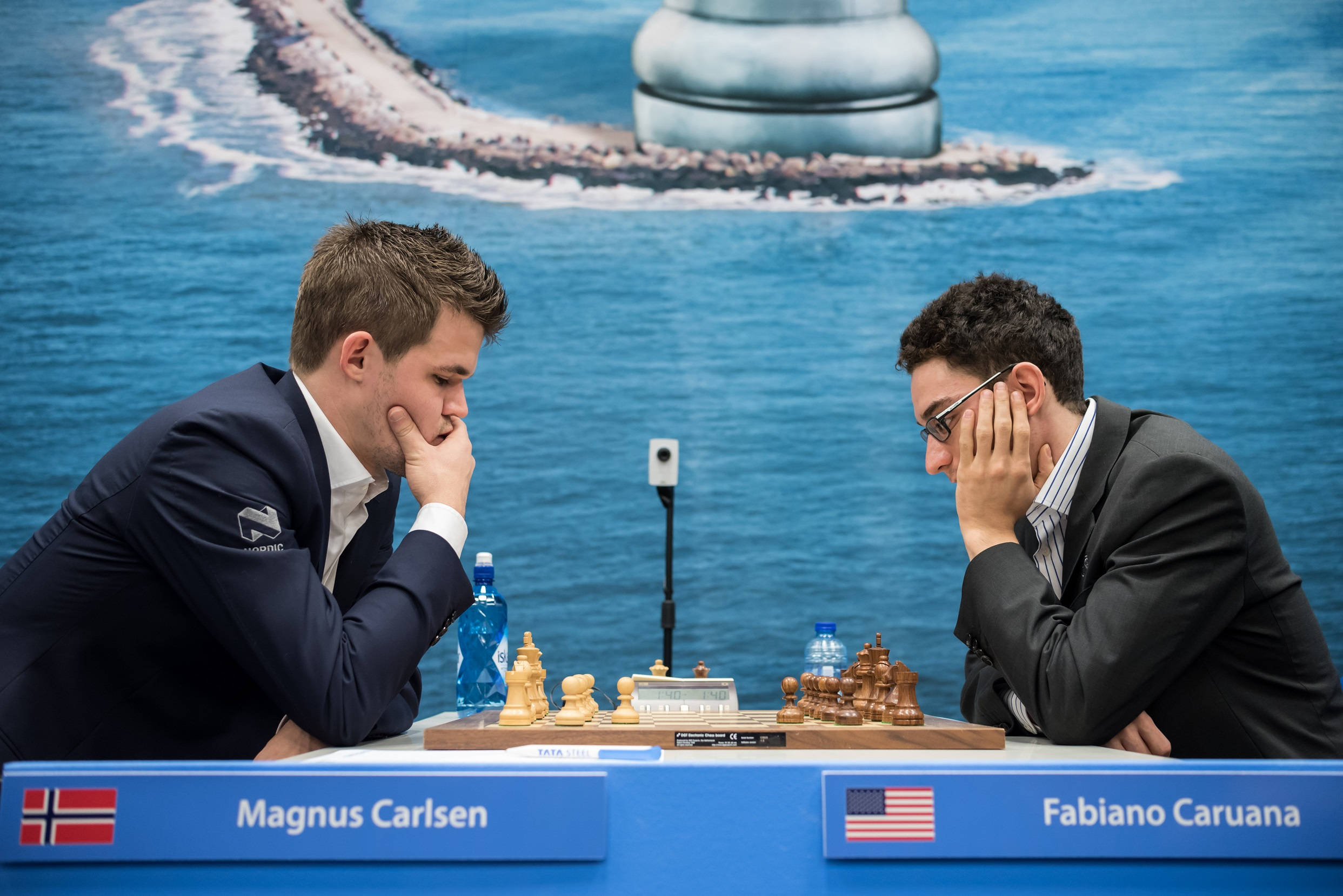 Magnus 桌布 壁紙 — 兩位西洋棋大師在海岸背景下進行高風險比賽時高度專注。