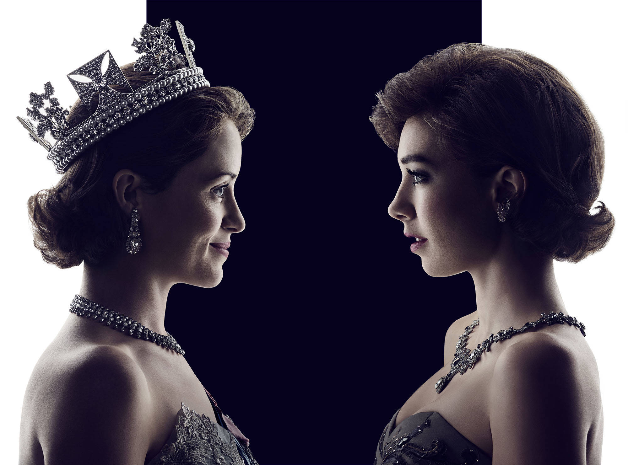 the crown 桌布 壁紙 — 兩位貴族女性以側面相對，背景為鮮明的黑白對比，飾有皇冠和珠寶。