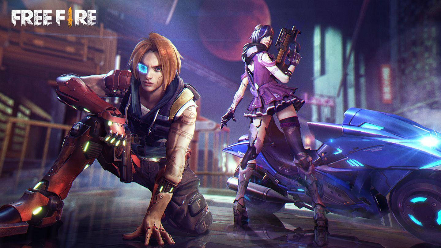 free fire 3d 桌布 壁紙 — 兩位賽博龐克風格的女戰士在霓虹燈照亮的城市小巷中，手持發光武器，身旁有一輛未來風格的機車。