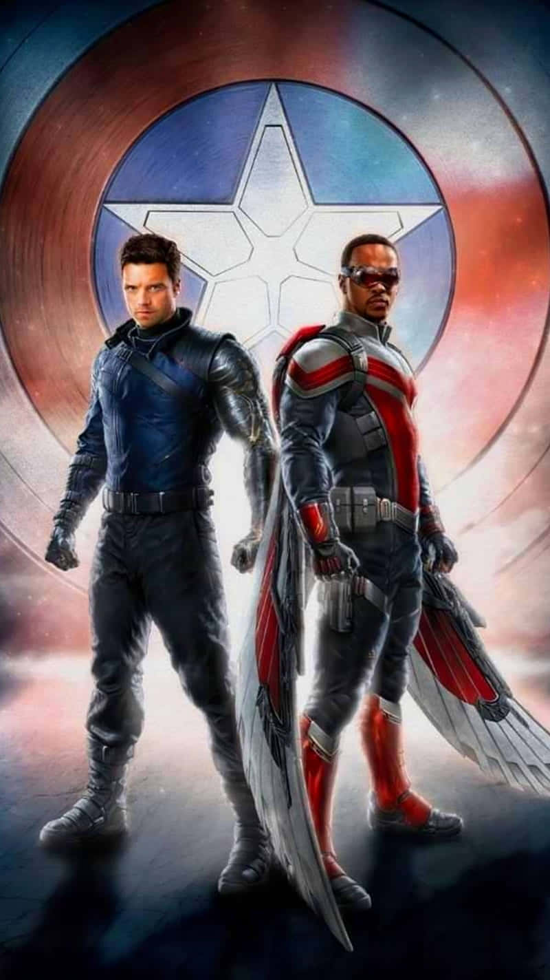 Marvel Falcon Logo 桌布 壁紙 — 兩位超級英雄自信地站在一個閃爍星紋盾牌前，背景是宇宙星空。