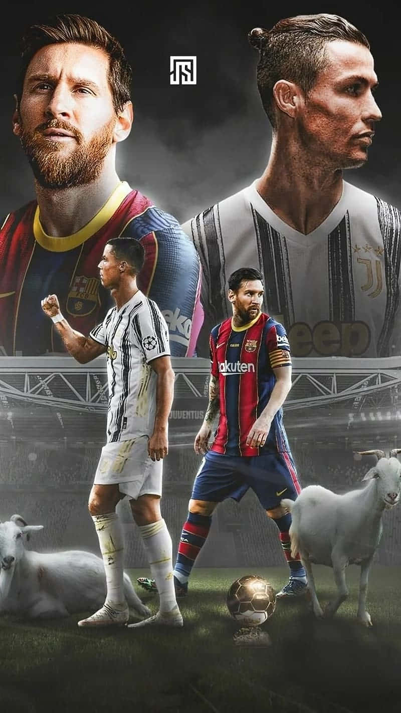 Messi And Ronaldo 4K 桌布 壁紙 — 兩位足球傳奇人物梅西和C羅在戲劇性燈光下與山羊一起站在球場上。