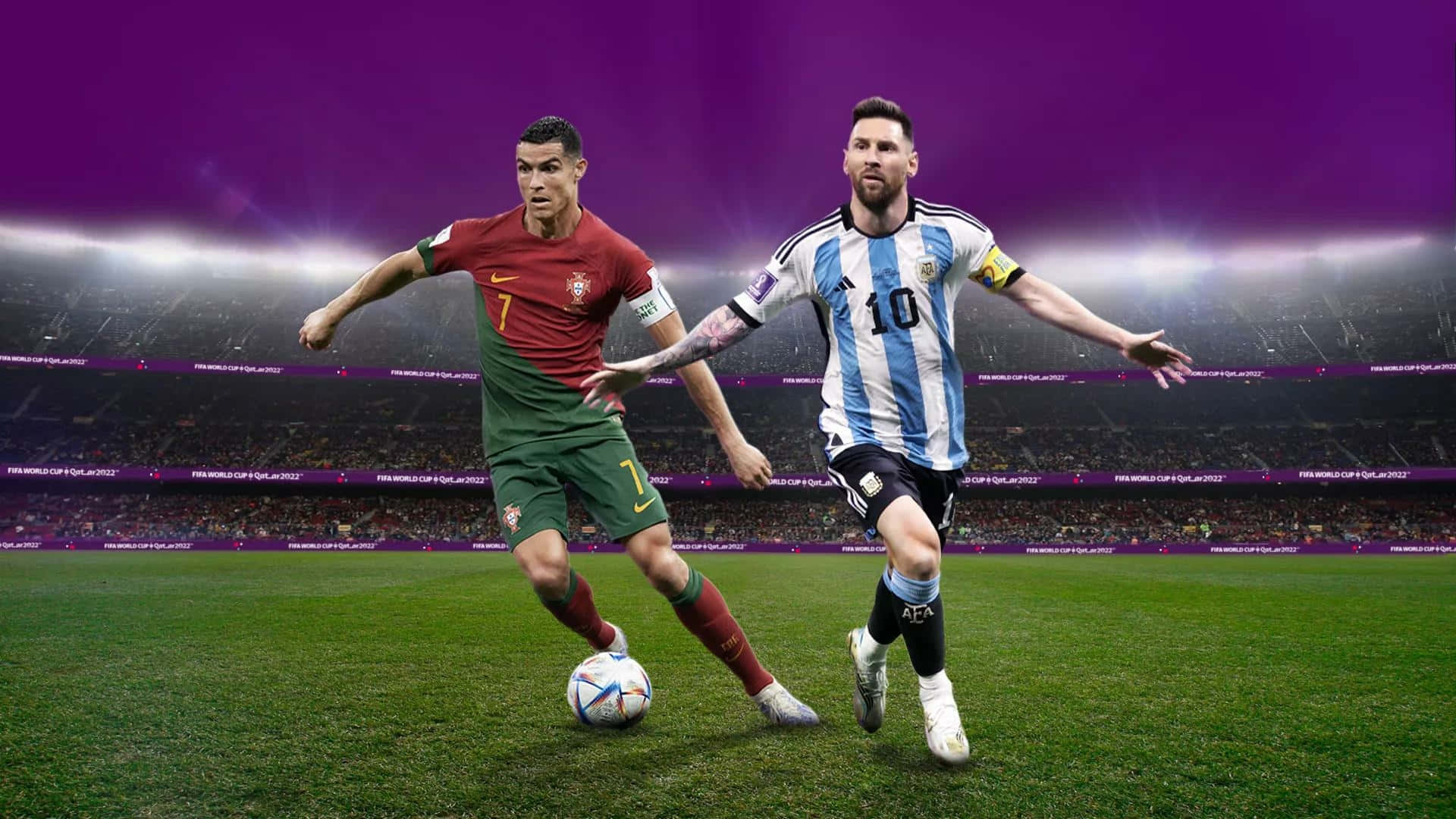 Messi And Ronaldo 4K 桌布 壁紙 — 兩位足球傳奇在充滿活力的球場燈光下，於一場高風險比賽中爭奪控球權。