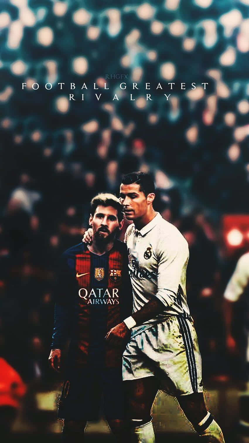 Messi And Ronaldo 4K 桌布 壁紙 — 兩位足球傳奇在戲劇性的球場聚光燈下對峙，身後是模糊的球迷。