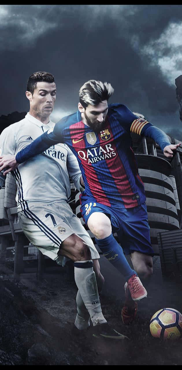 Messi And Ronaldo 4K 桌布 壁紙 — 兩位足球巨星在暴風雨的天空下，於戲劇性的球場環境中激烈爭奪皮球。