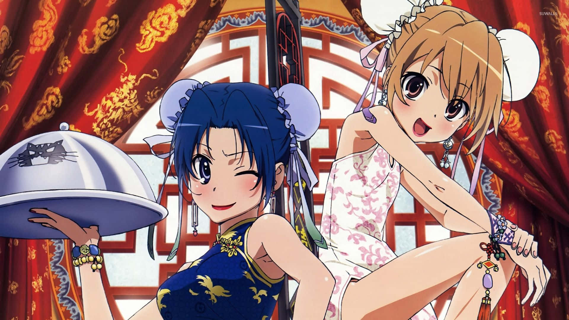 Ami Kawashima 桌布 壁紙 — 兩位身穿傳統中國服飾的開朗動漫女孩，在華麗的紅色窗簾和格子窗前俏皮地擺姿勢。