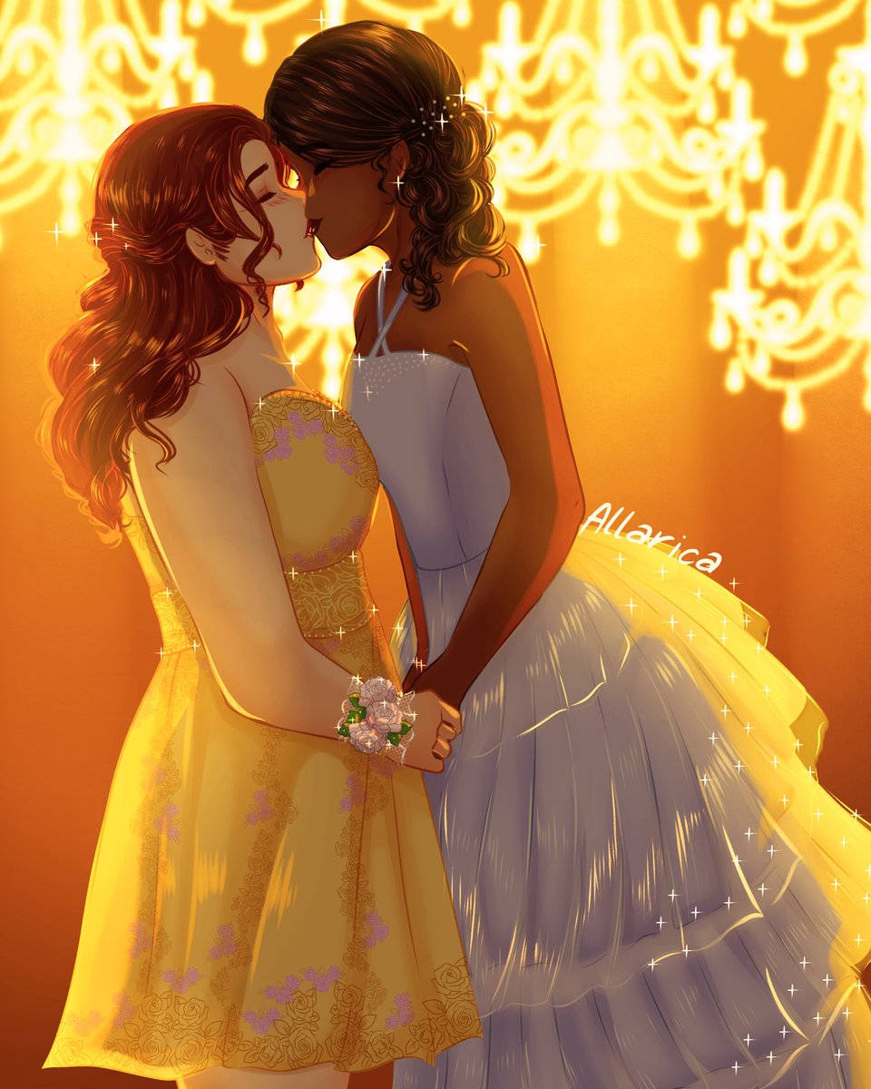 lesbians 桌布 壁紙 — 兩位身穿優雅禮服的女士在溫暖燈光的宴會廳中，於閃爍的水晶吊燈下深情接吻。