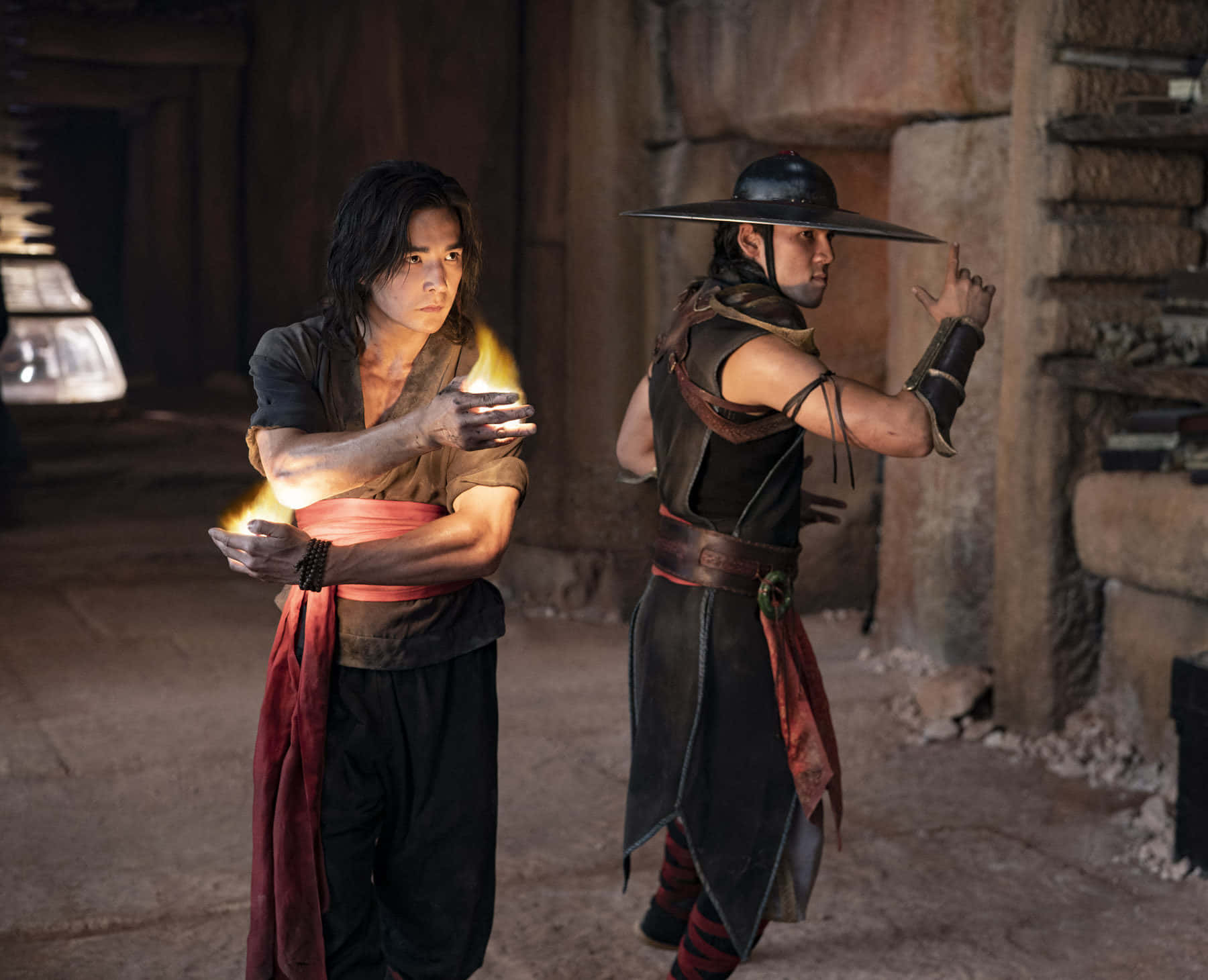 Mortal Kombat Legacy 桌布 壁紙 — 兩位身穿古裝的武術家站在石頭廢墟中，一人操控火焰，另一人擺出戰鬥姿勢。