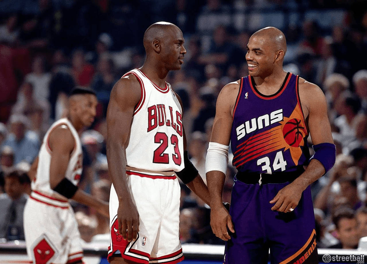 麥可喬丹和查爾斯巴克利在籃球場上握手。 — NBA 壁紙