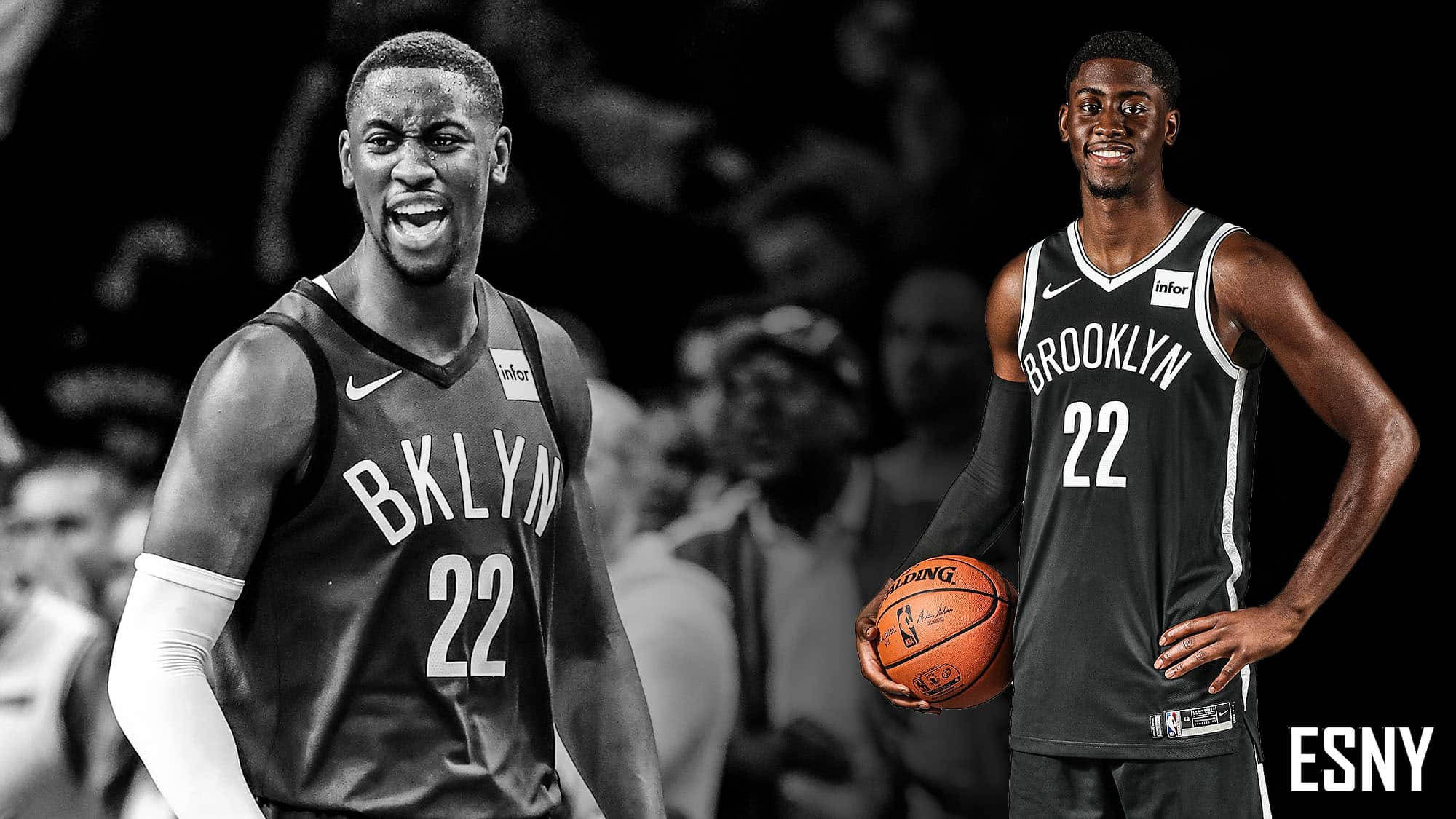 caris levert 桌布 壁紙 — 兩位身穿布魯克林籃網隊球衣的籃球運動員，一位以黑白動作姿勢，另一位以彩色手持籃球，背景是模糊的人群。