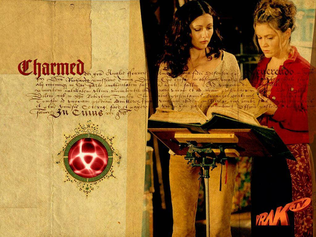 charmed 桌布 壁紙 — 兩位身穿復古服裝的女性在陳舊羊皮紙上，於發光的紅色魔法球旁邊研究一本打開的書。