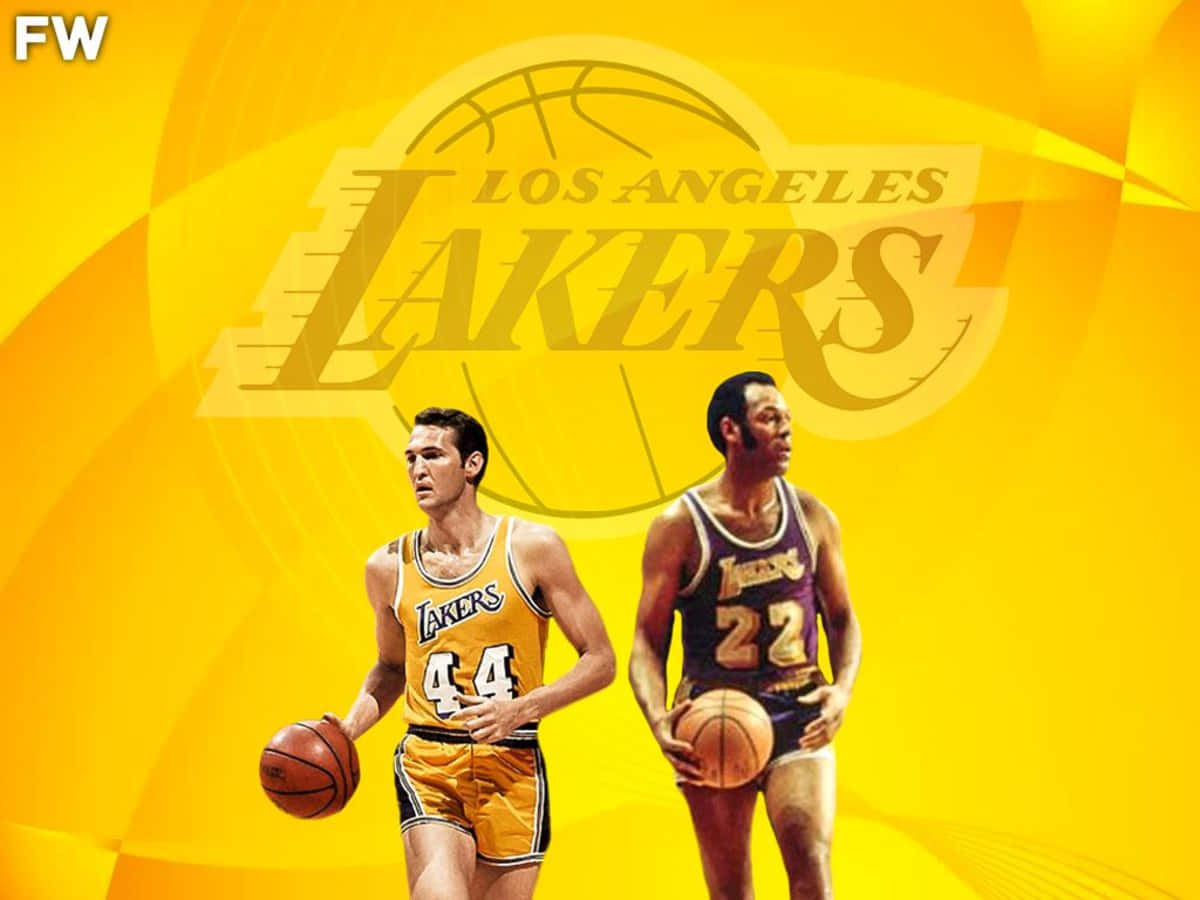 NBA 桌布 壁紙 — 兩位身穿復古球衣的傳奇洛杉磯湖人籃球運動員，在鮮黃色背景和球隊標誌前蓄勢待發。