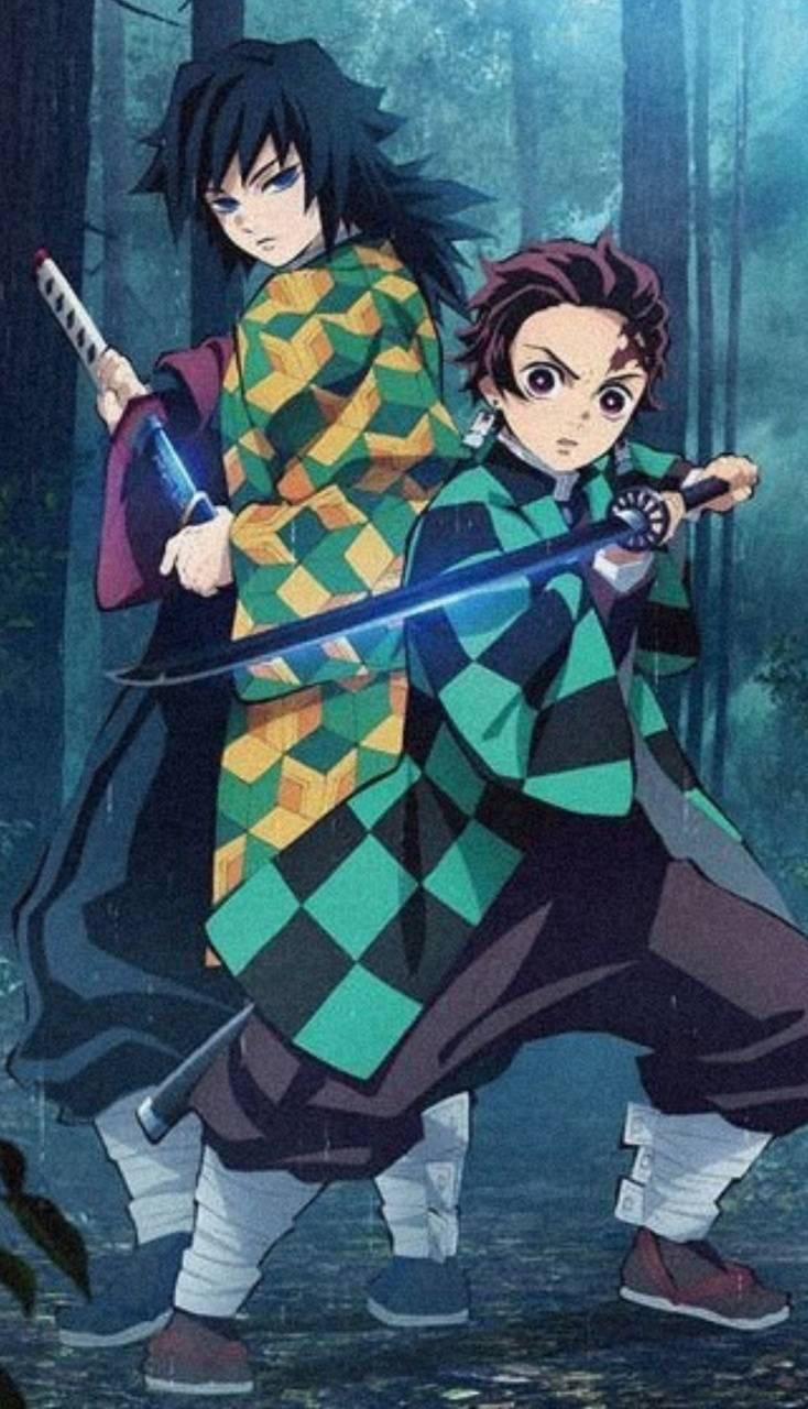 鬼滅之刃 炭治郎 桌布 壁紙 — 兩位身穿格紋羽織的動漫戰士在黃昏時分的霧林中以劍待命。