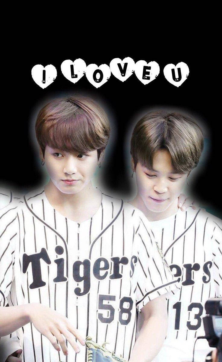 Jikook 桌布 壁紙 — 兩位身穿棒球衣的年輕男子，上方有心形字母 'I LOVE U'，背景為黑色。