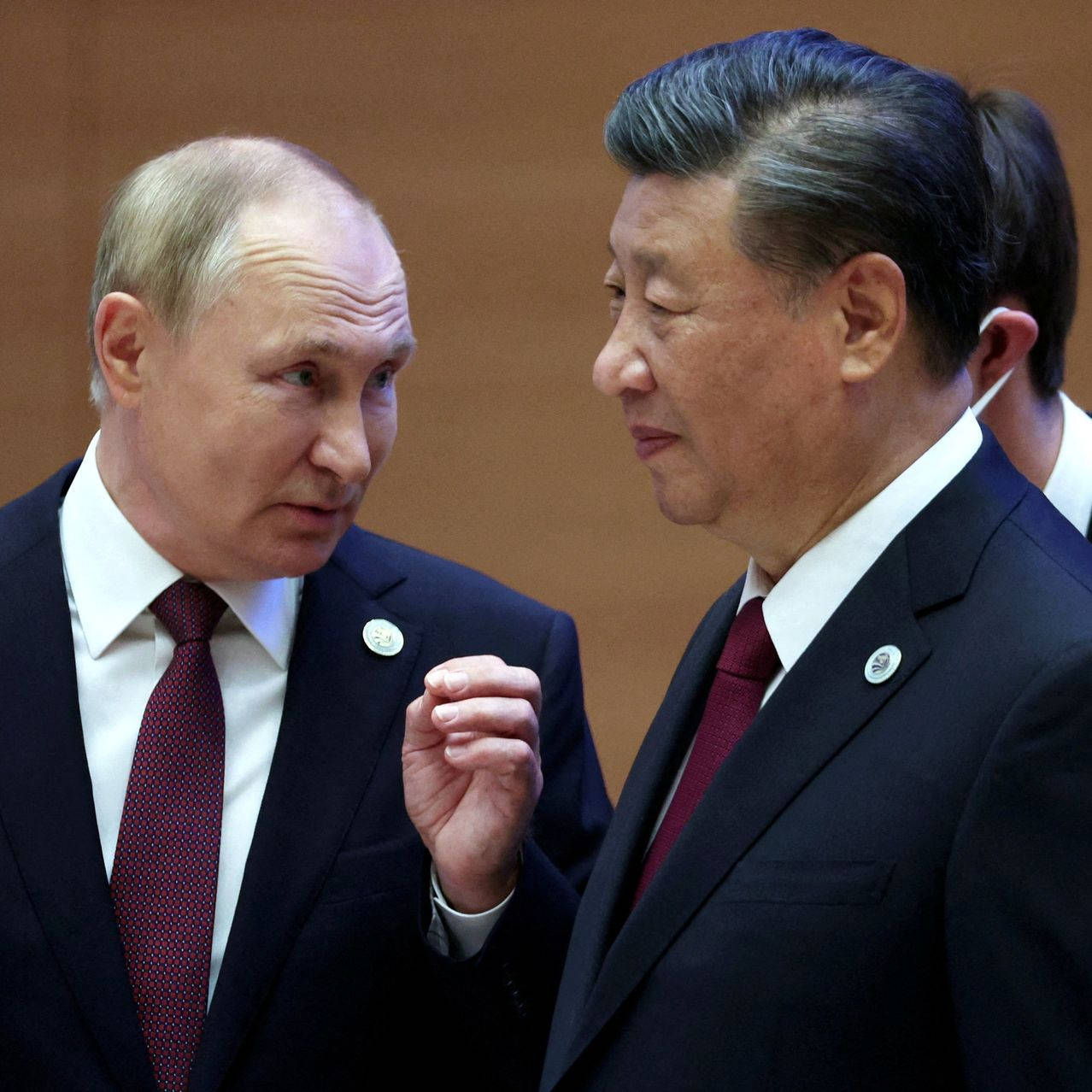 政治 桌布 壁紙 — 兩位身穿正式西裝的世界領袖在外交會議中進行嚴肅對話。