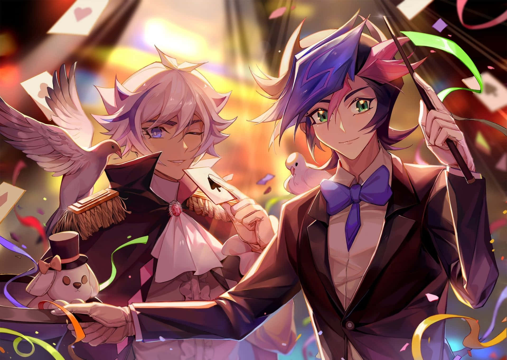 Ryoken Kogami 桌布 壁紙 — 兩位身穿正式西裝的動畫魔術師，在溫暖的燈光下與鴿子和撲克牌一起表演。