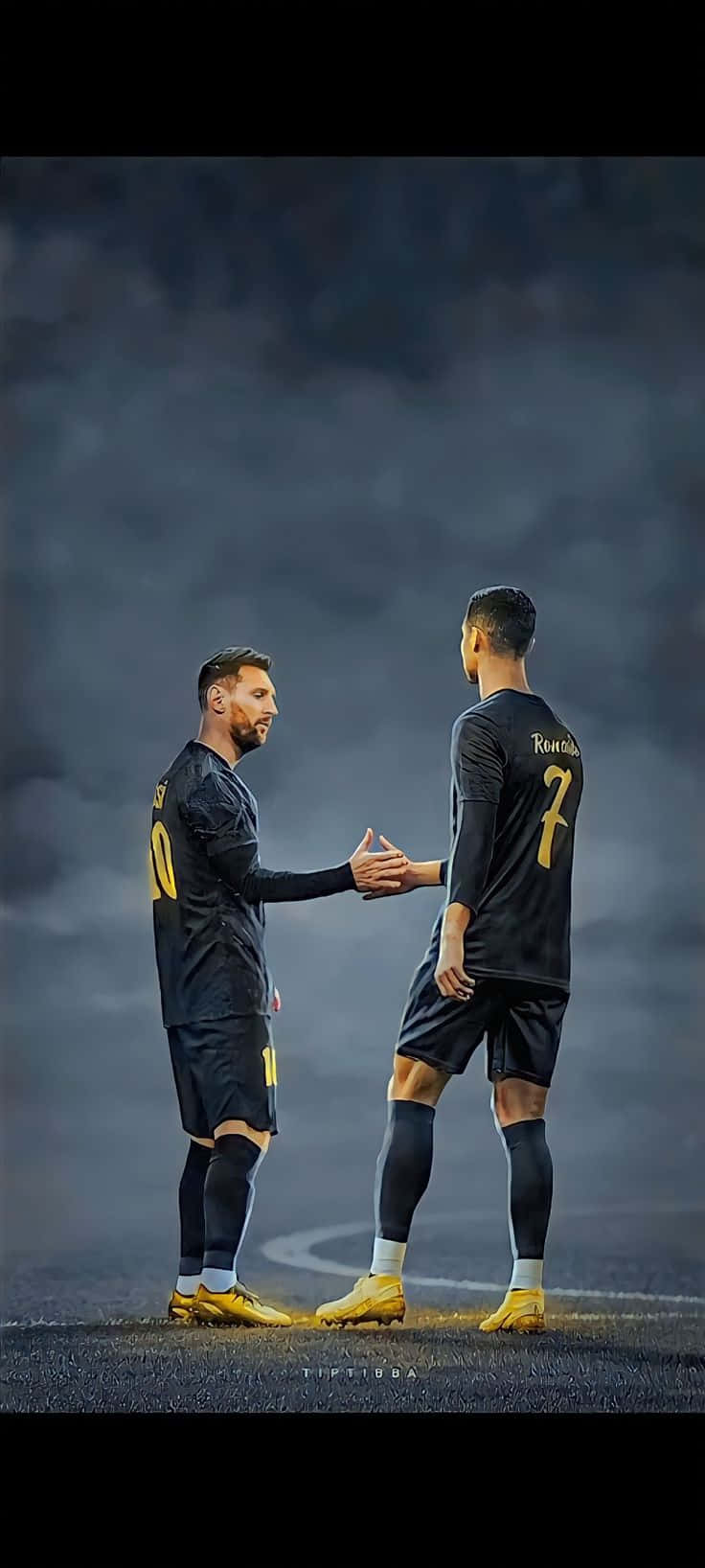 Messi And Ronaldo 4K 桌布 壁紙 — 兩位身穿深色球衣的足球傳奇人物在戲劇性的暴風雲下，於霧濛濛的球場上握手。