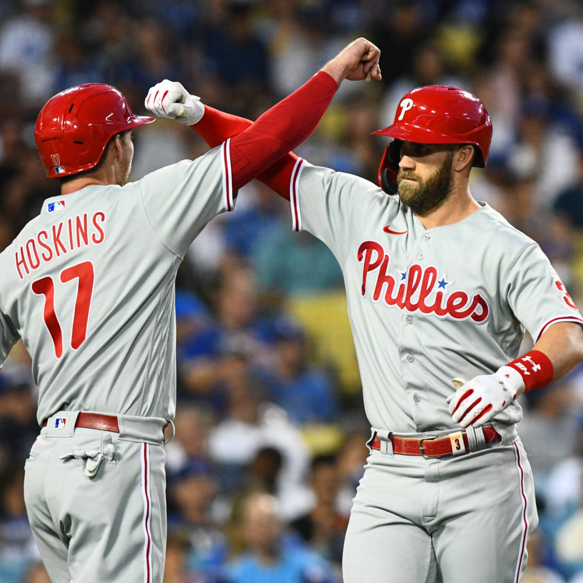 Phillies 桌布 壁紙 — 兩位身穿灰色球衣的費城費城人棒球選手在球場燈光下互相擊拳慶祝。