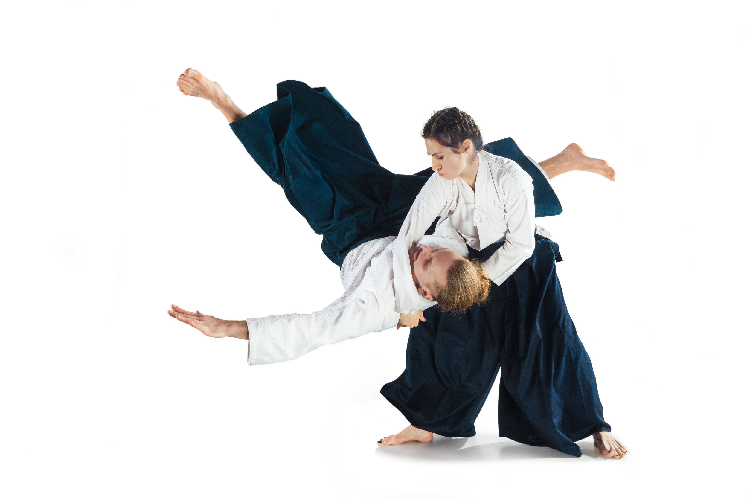 martial arts 桌布 壁紙 — 兩位身穿白色和深藍色道服的武術家在純白色背景下執行一個動態的投擲動作。