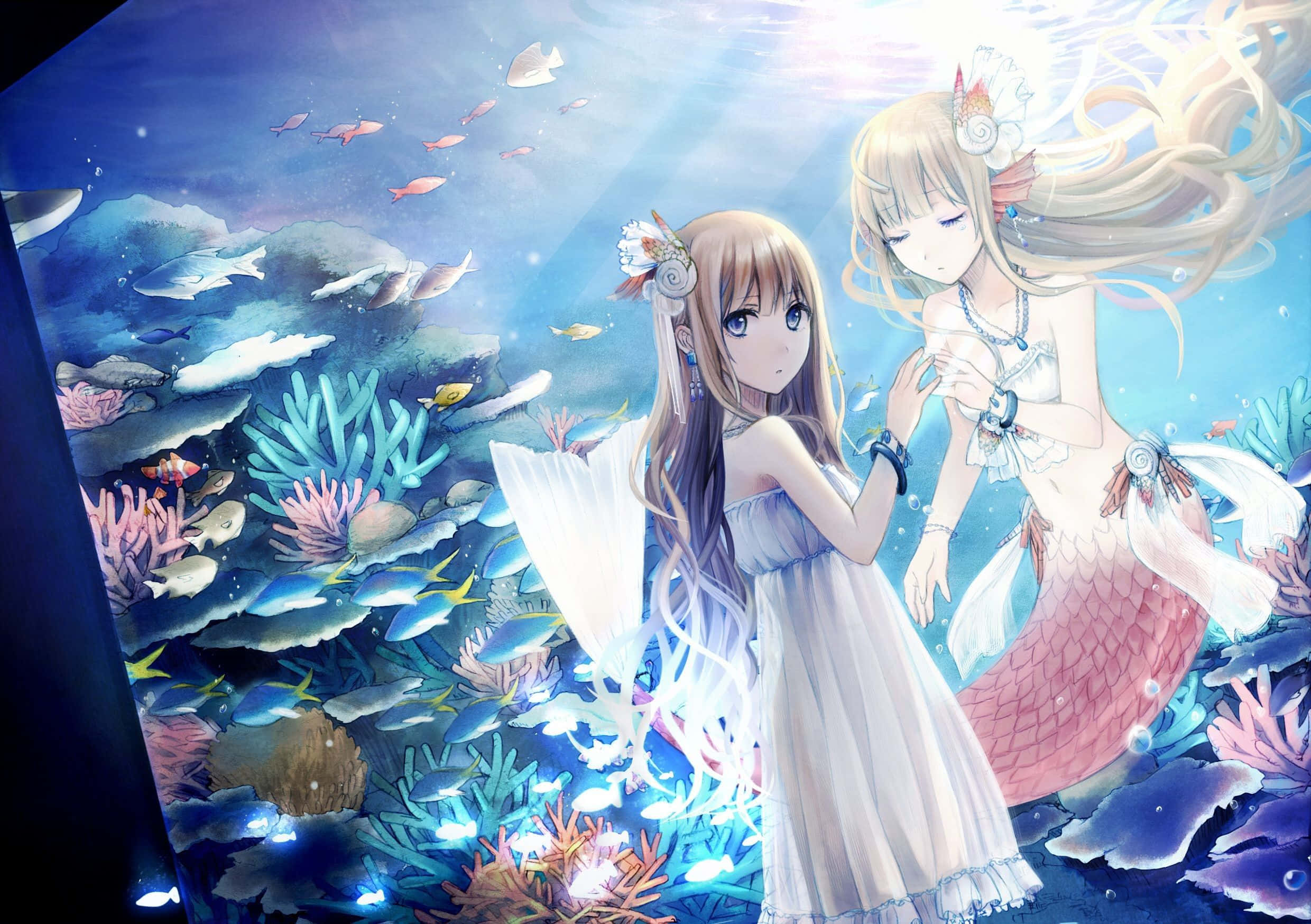Kawaii Mermaid 桌布 壁紙 — 兩位身穿白色長袍的動漫美人魚在發光的藍色海水中，與魚群一起游過充滿活力的珊瑚礁。
