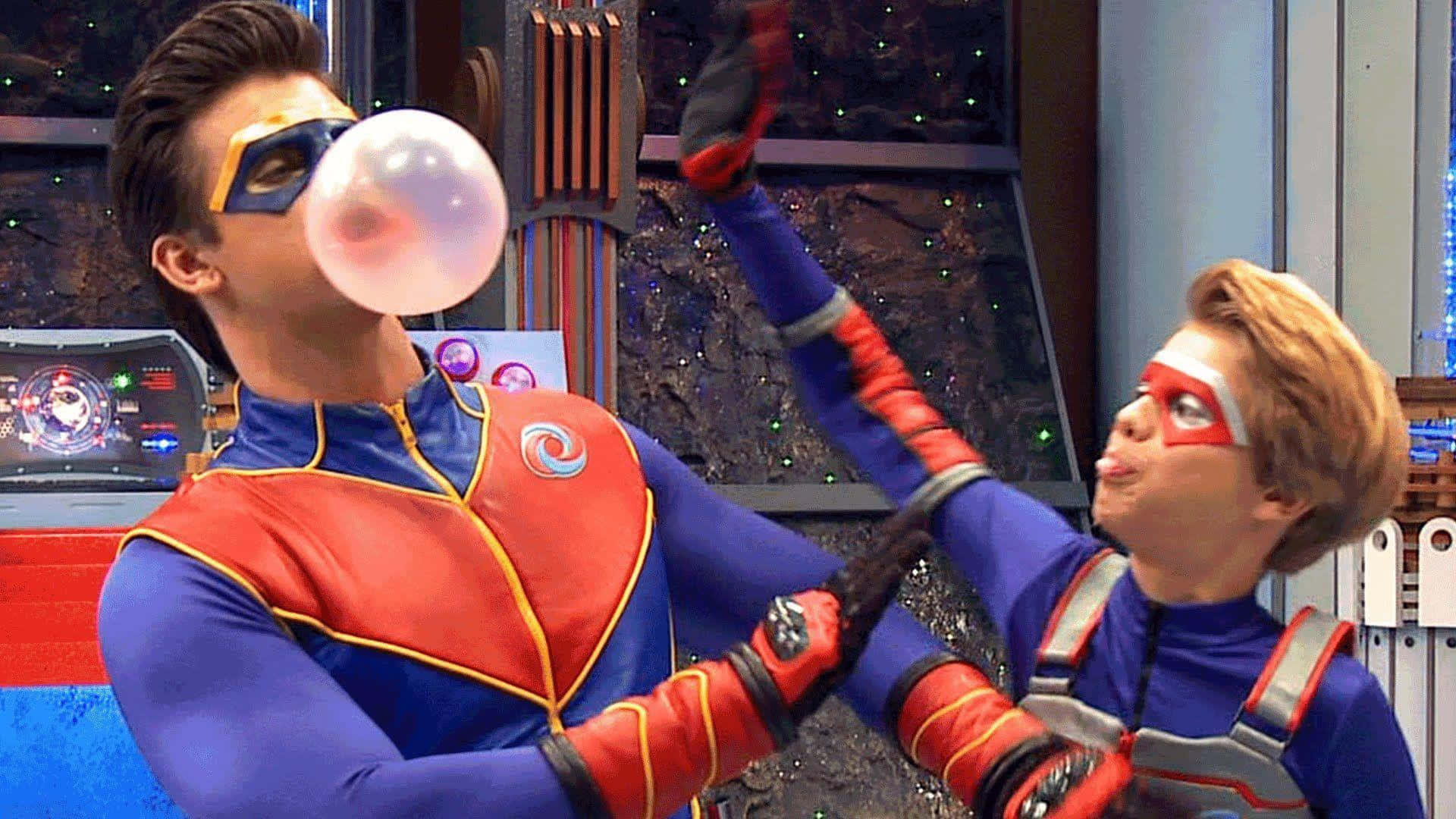 nickelodeon 桌布 壁紙 — 兩位身穿紅、藍、黃色服裝的超級英雄在室內吹出一個巨大的泡泡糖泡泡，背景有發光科技。