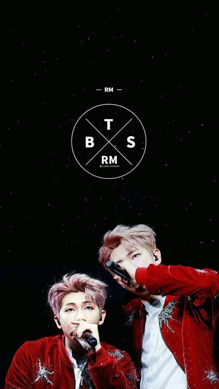 Rm 桌布 壁紙 — 兩位身穿紅色天鵝絨外套的K-pop偶像在星空下表演，上方有BTS標誌。