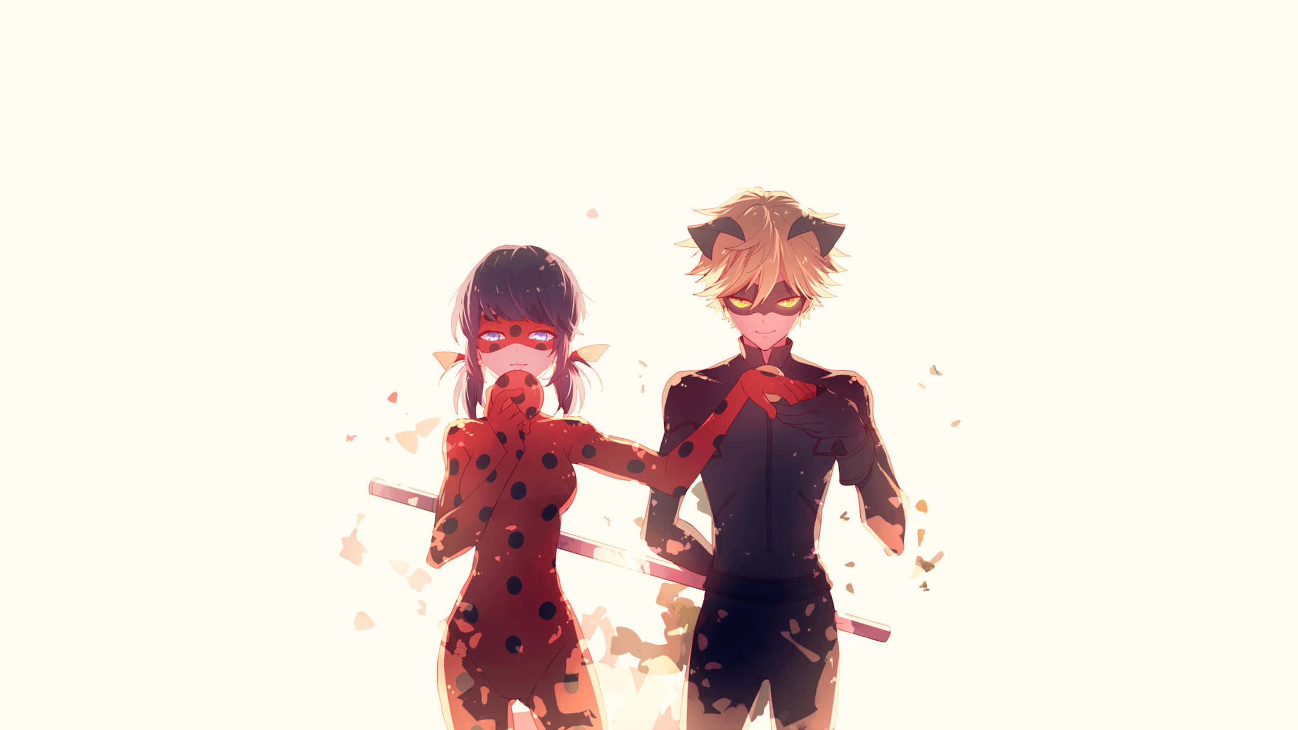 Miraculous Ladybug And Cat Noir 桌布 壁紙 — 兩位身穿紅黑圓點西裝的動漫英雄，在明亮的白色背景下，背光而立，眼睛發光，花瓣飄浮。