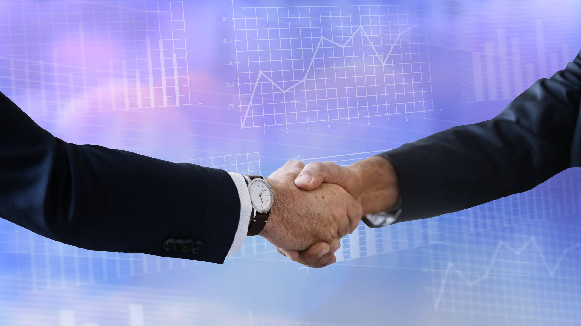 Business 桌布 壁紙 — 兩位身穿西裝的商人在發光的藍色背景前握手，背景有金融圖表和圖形。