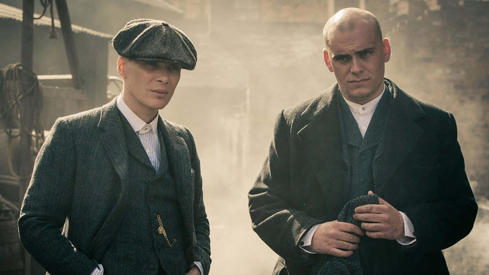 兩位身穿西裝的男子並肩站立 — Peaky Blinders 壁紙