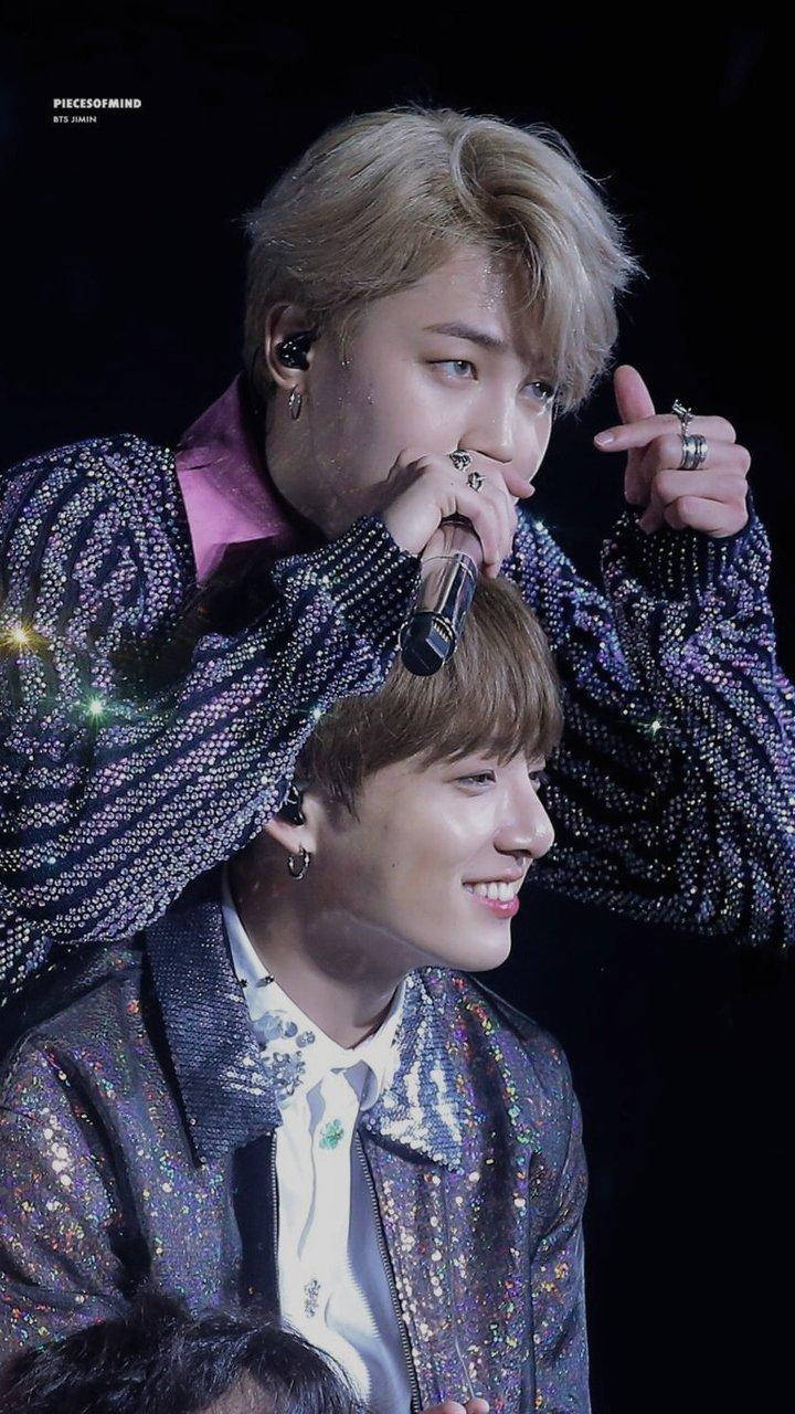 Jikook 桌布 壁紙 — 兩位身穿閃亮外套的男性表演者在舞台燈光下，帶著強烈的表情對著麥克風唱歌。