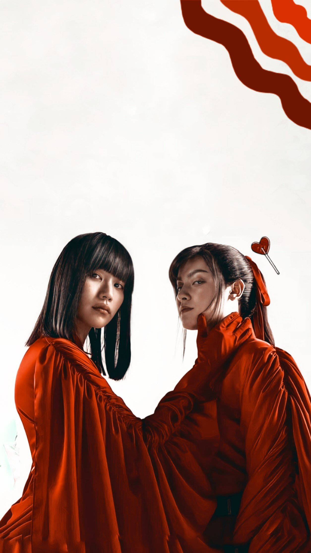 Netflix 桌布 壁紙 — 兩位身穿飄逸紅袍的女性站在純白色背景前，上方有抽象的紅色波浪圖案。