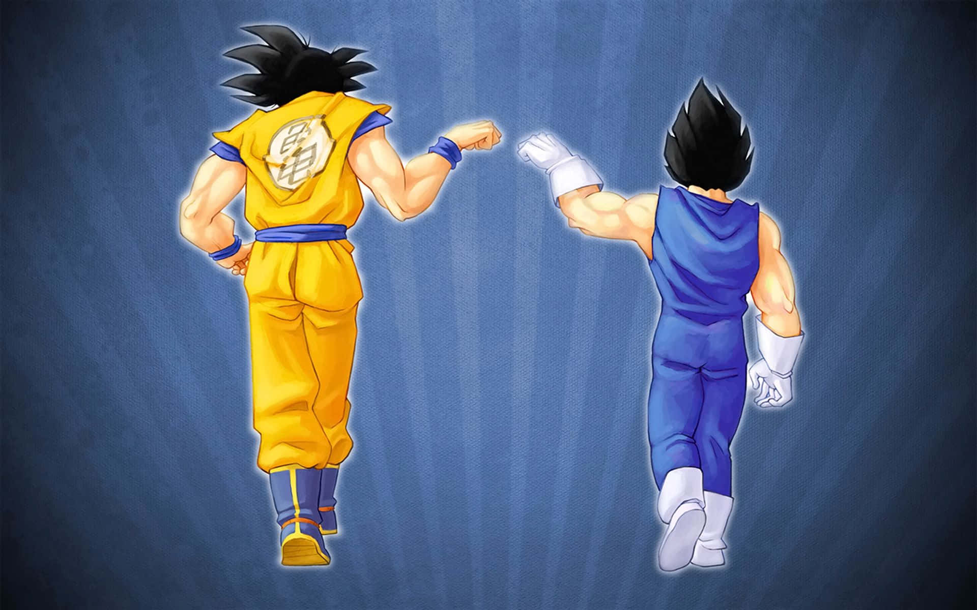 Goku And Vegeta 桌布 壁紙 — 兩位身穿黃色和藍色道服的標誌性動漫戰士，在光芒四射的藍色背景前，以發光的拳頭對峙。