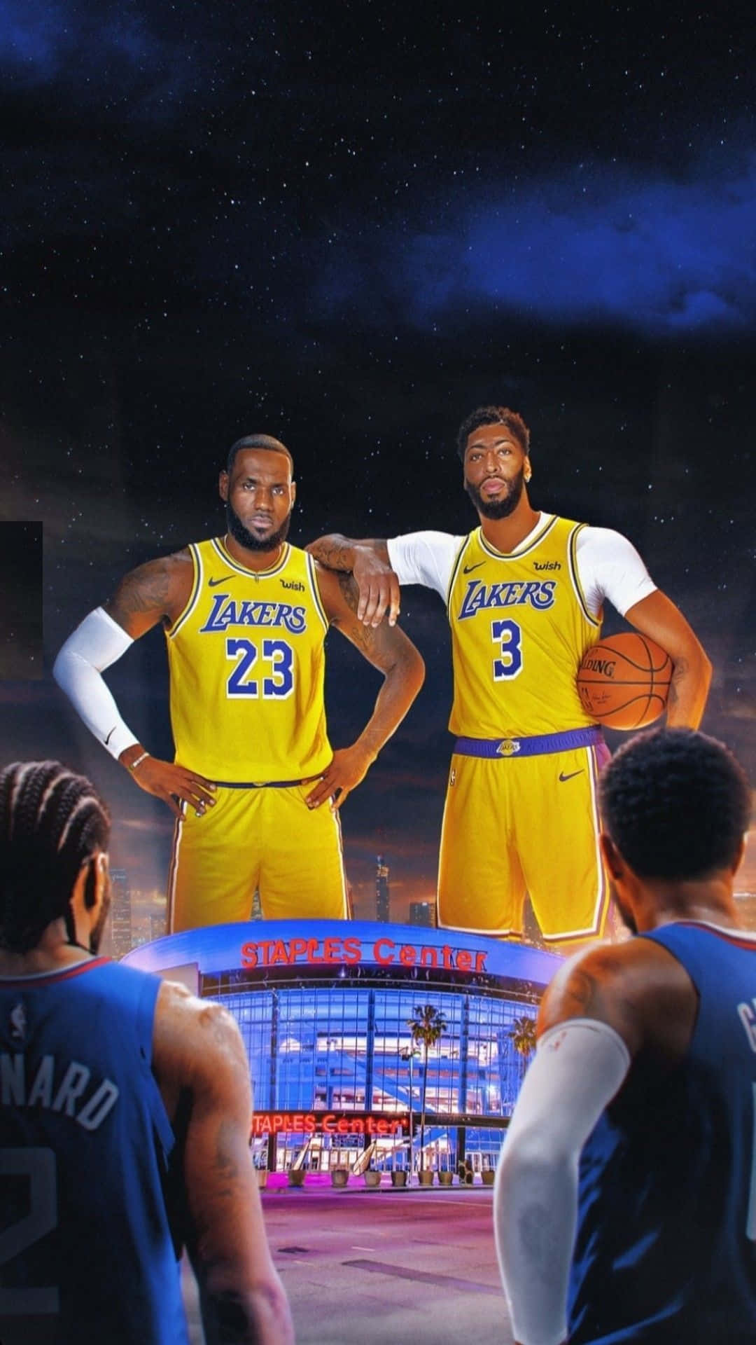 Anthony Davis 桌布 壁紙 — 兩位身穿黃色球衣的湖人籃球運動員，在星光熠熠的夜空下，自信地站在燈火通明的史坦波中心上方。