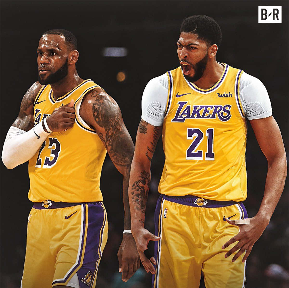 Anthony Davis 桌布 壁紙 — 兩位身穿黃色球衣的湖人籃球運動員在明亮的場館燈光下比賽時高度專注。