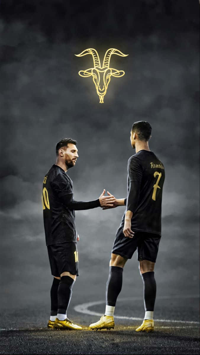 Messi And Ronaldo 4K 桌布 壁紙 — 兩位身穿黑色球衣的足球傳奇在閃耀的金色山羊標誌下握手，背景是黑暗的暴風雨天空。
