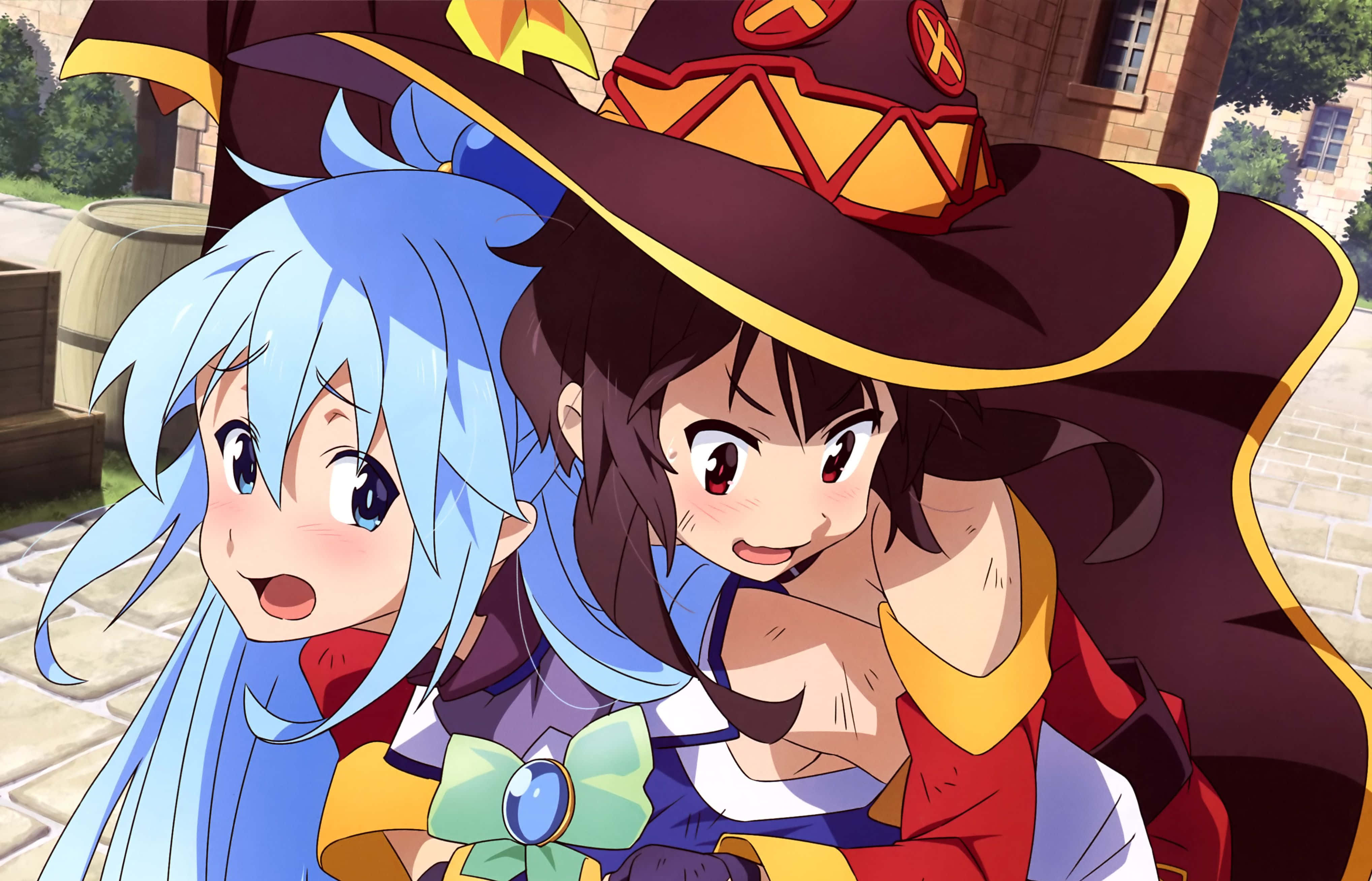 Konosuba 桌布 壁紙 — 兩位開心的動畫女孩穿著女巫服裝，在陽光明媚的村莊庭院中燦爛微笑。
