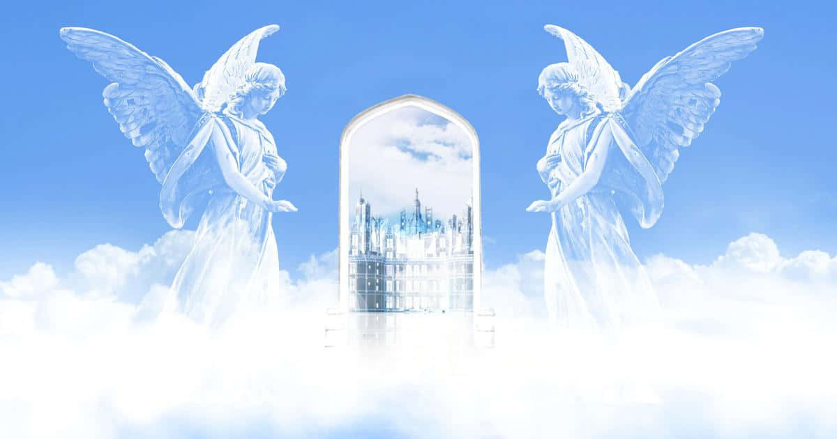 Beautiful Heaven 桌布 壁紙 — 兩位飄逸天使守護著一道發光的拱門，拱門後顯現出雲端中的哥德式城堡，背景是明亮的藍天。