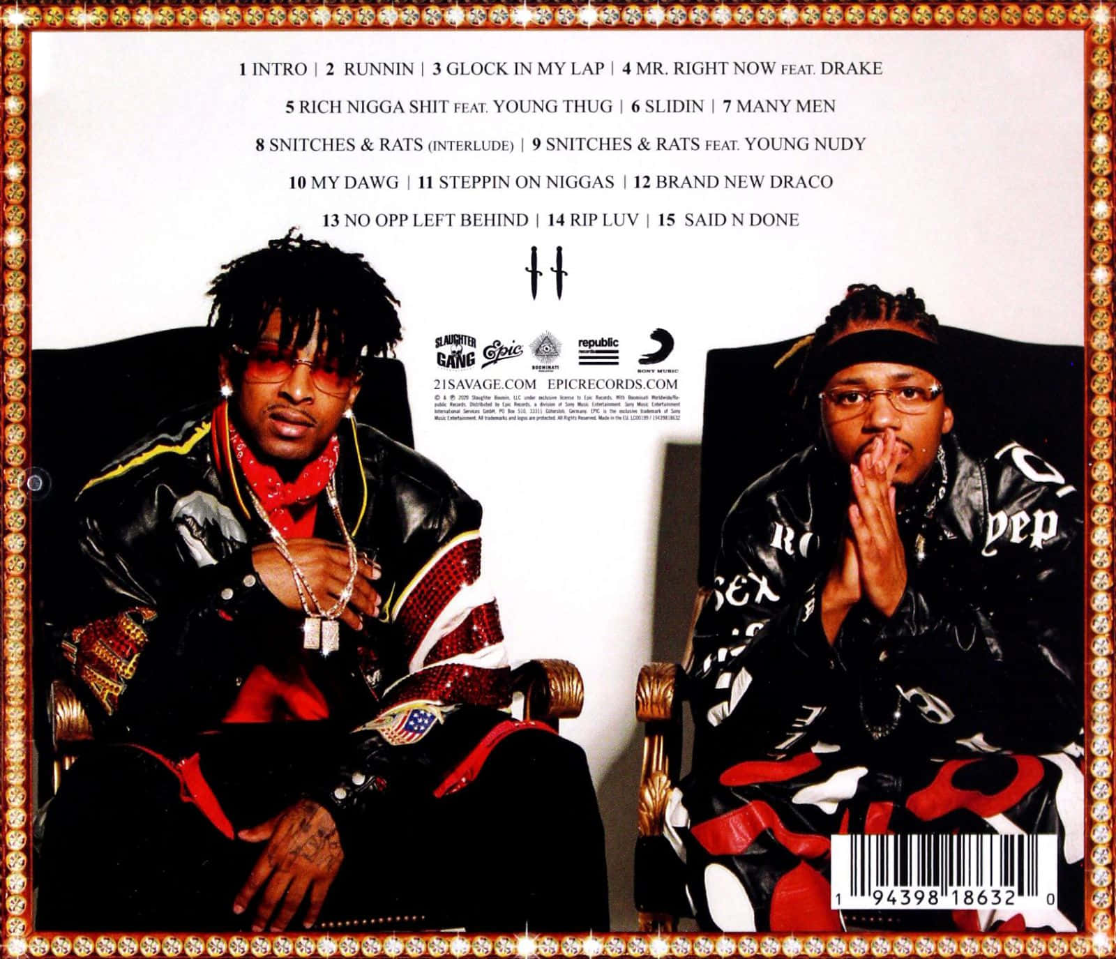 21 Savage 桌布 壁紙 — 兩位饒舌歌手穿著閃亮的黑色外套和金色椅子，在帶有曲目列表和標誌的白色牆壁前擺姿勢。