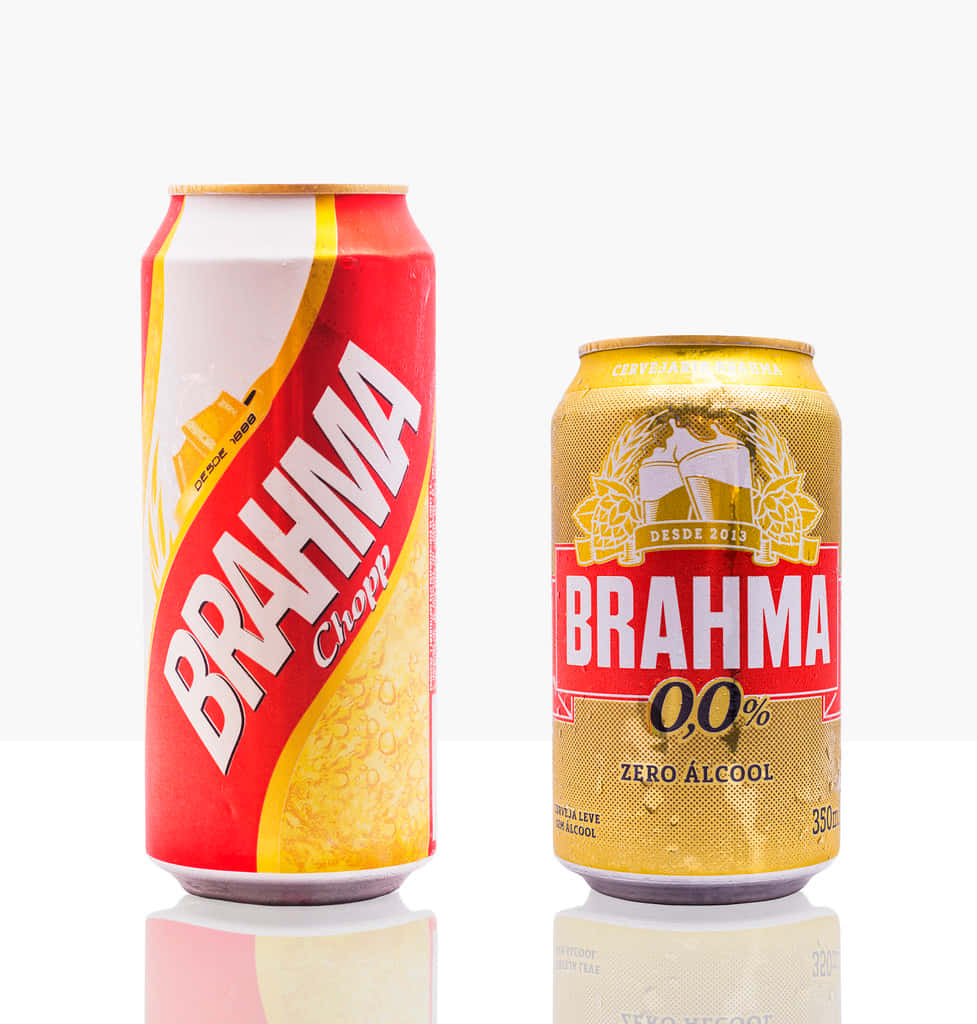 alcohol 桌布 壁紙 — 兩個 Brahma 啤酒罐，一個紅色標籤寫著 Chopp，另一個金色標籤寫著 0.0% 無酒精，並排放在反光的白色表面上。