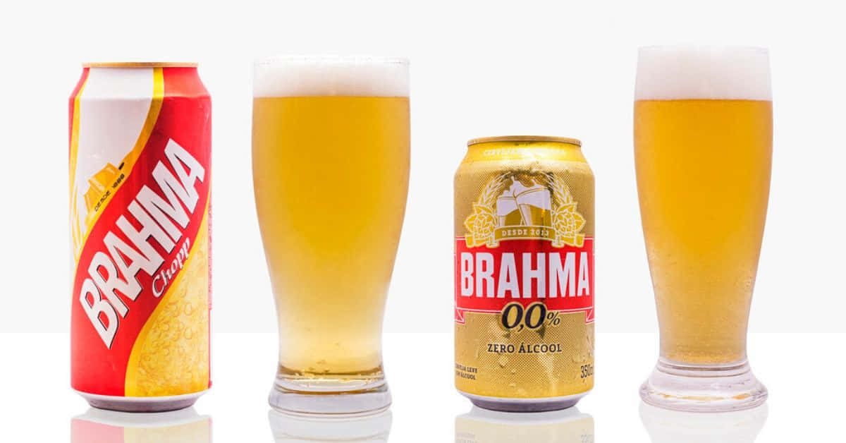 Drink 桌布 壁紙 — 兩個 Brahma 啤酒罐和裝滿金黃色啤酒和白色泡沫的玻璃杯，背景為潔淨的白色。