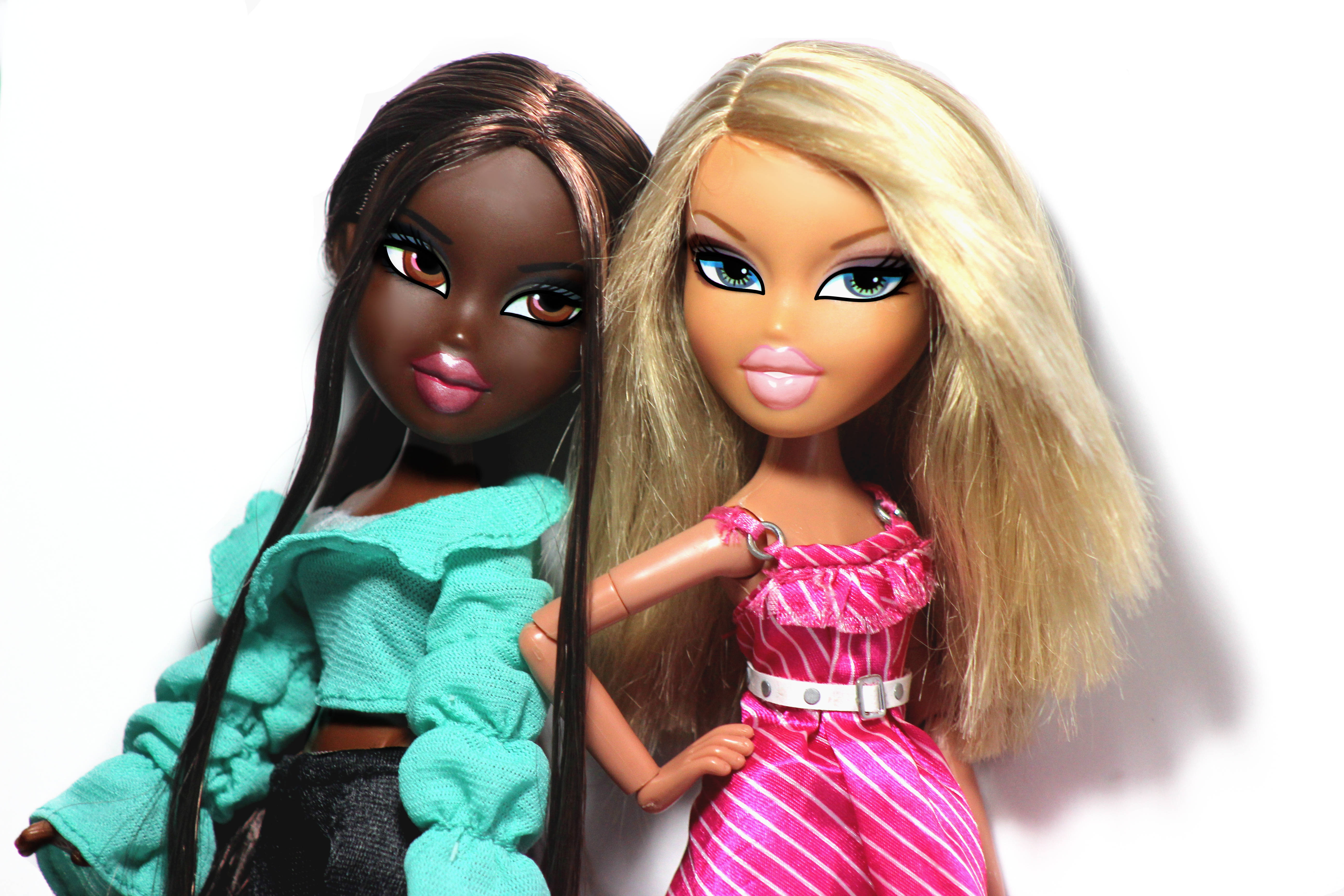 bratz 美學 桌布 壁紙 — 兩個 Bratz 公仔以不同的髮型和服裝在純白色背景前擺姿勢。
