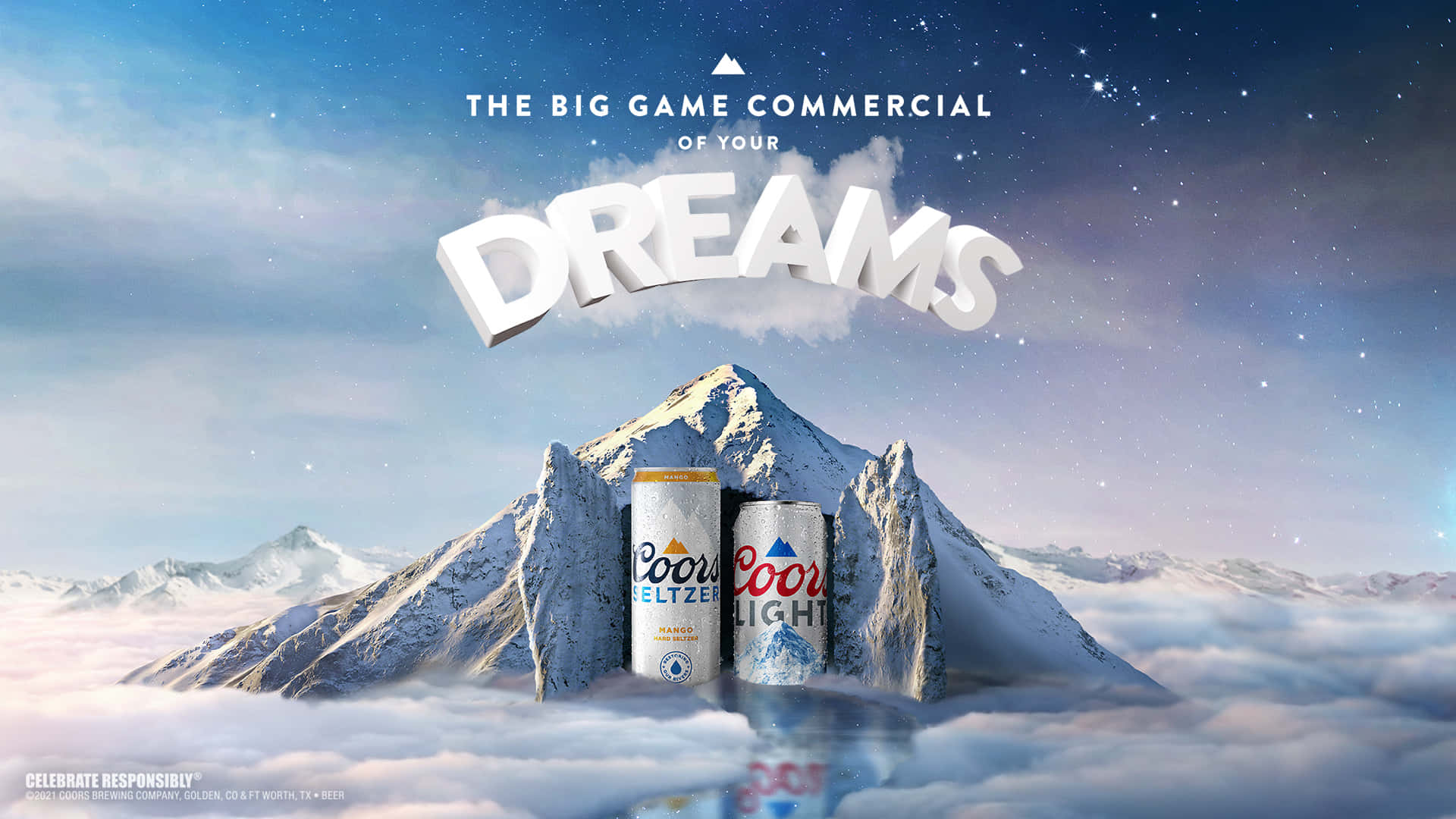 Coors Light 桌布 壁紙 — 兩個 Coors 啤酒罐從白雪覆蓋的山峰中冒出，山峰在星空的暮色下聳立於雲層之上，並帶有粗體 3D 文字「DREAMS」。