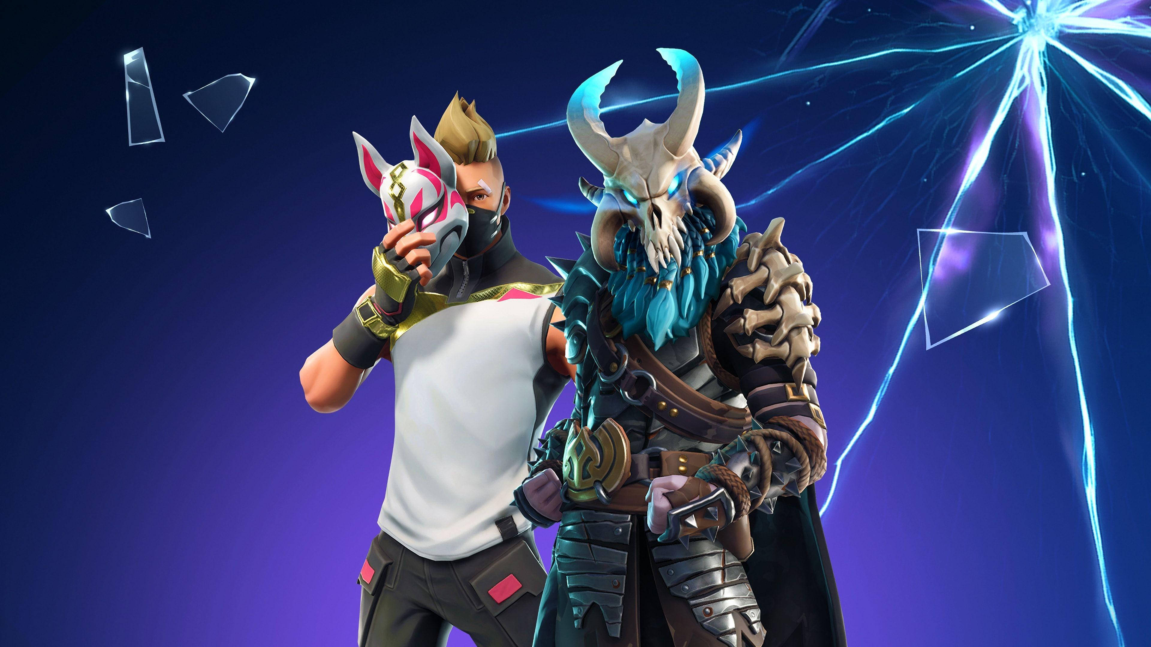 Fortnite 桌布 壁紙 — 兩個 Fortnite 角色並排站立，一個戴著狐狸面具，另一個穿著骷髏盔甲，背景是發光的藍色電光。