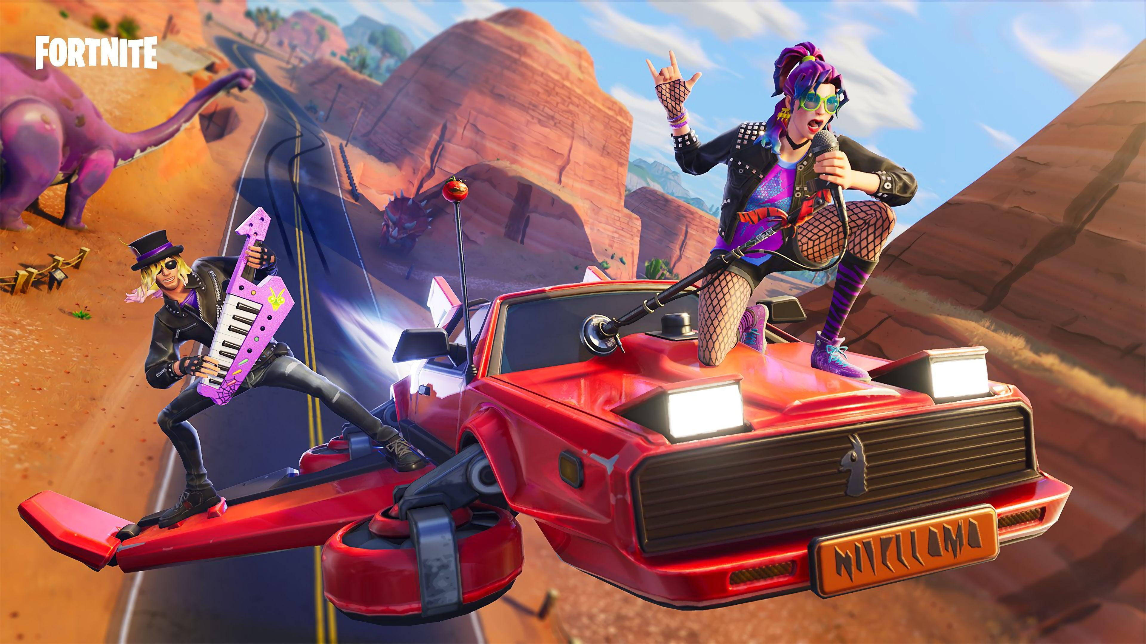 電玩遊戲 桌布 壁紙 — 兩個 Fortnite 角色在有紫色恐龍的沙漠峽谷中，在一輛飛行的紅色車上搖滾。