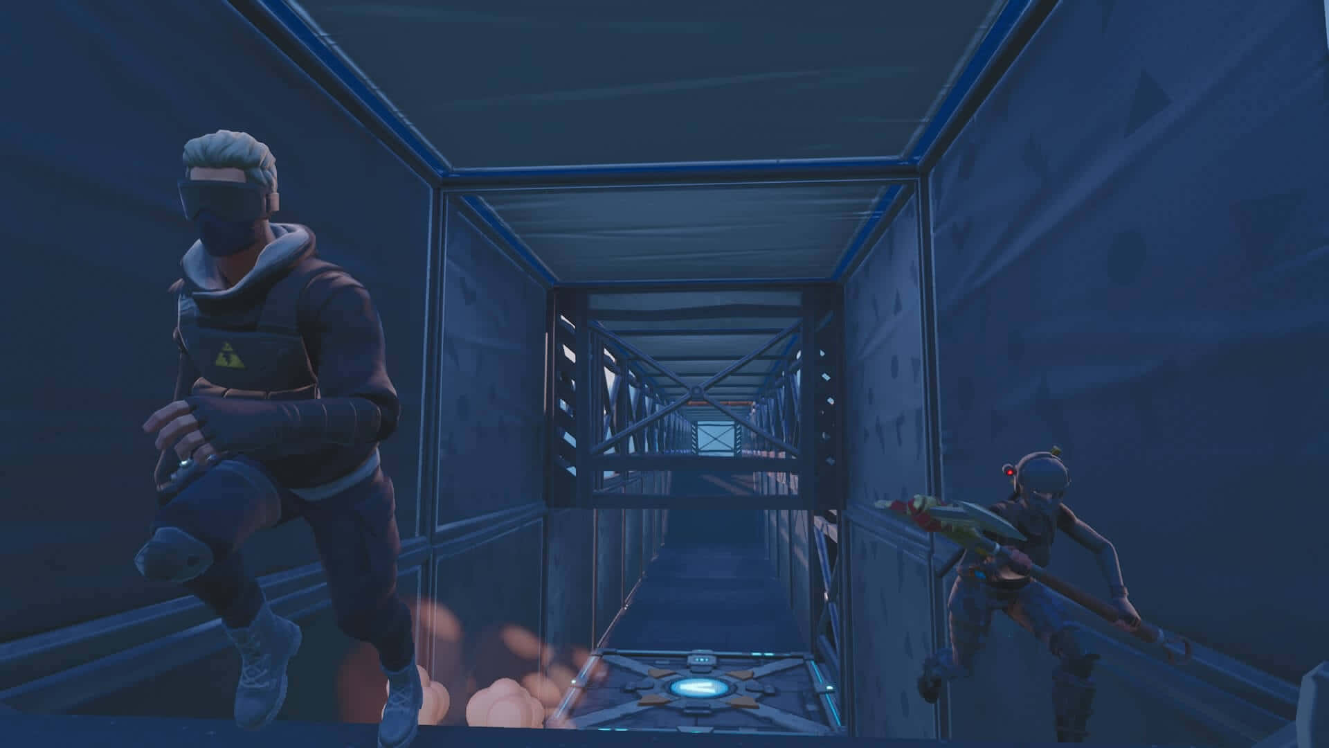 Action Game 桌布 壁紙 — 兩個 Fortnite 角色蹲在狹窄的藍色金屬走廊中，地板發光，盡頭有遠處的光。