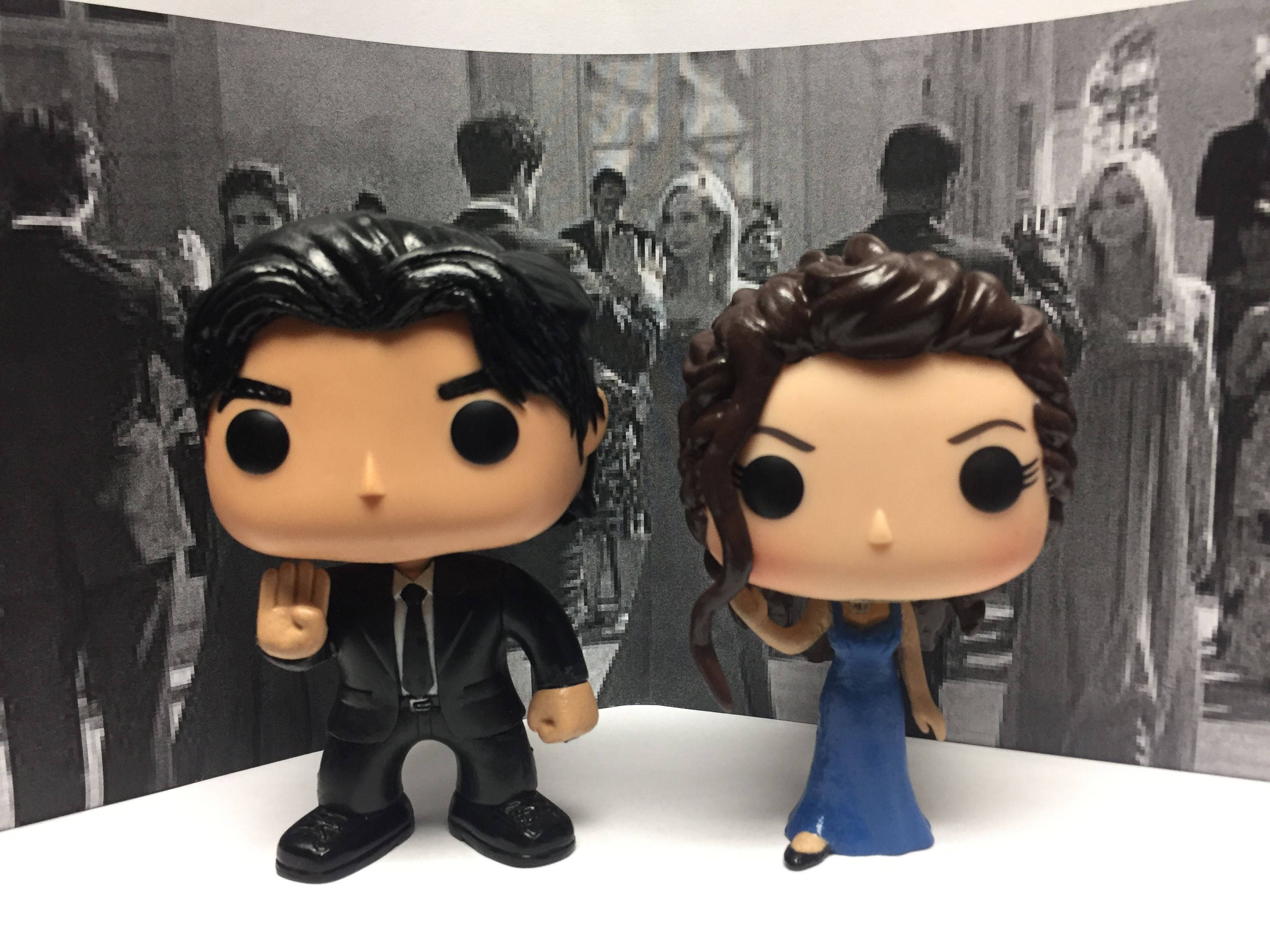 Stefan 桌布 壁紙 — 兩個 Funko Pop 人偶站在黑白電影海報背景前，背景為人群場景。