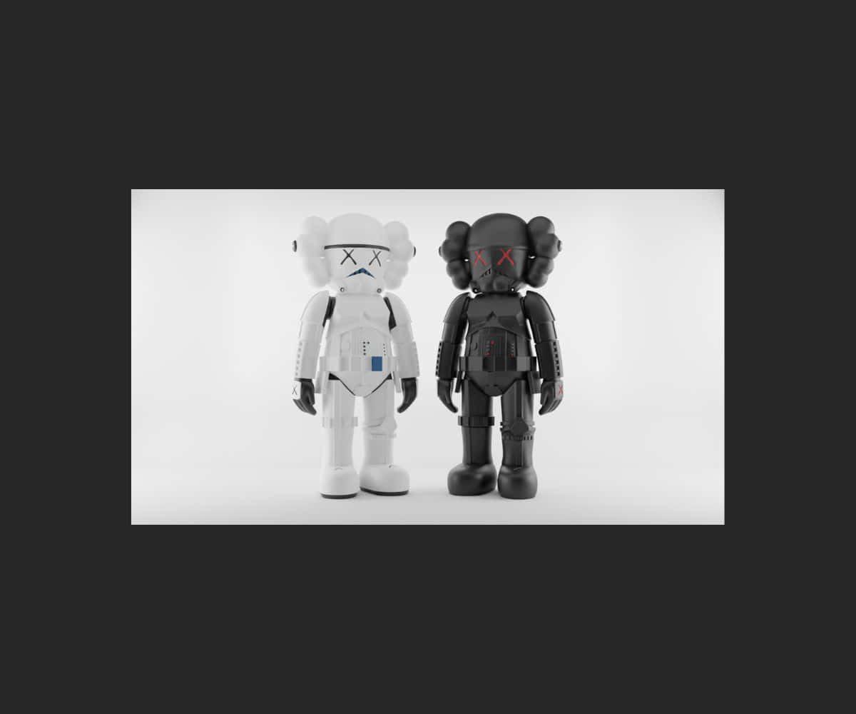 Kaws Stormtrooper 桌布 壁紙 — 兩個 KAWS x Star Wars 白兵人偶並排站立，一個白色一個黑色，背景為純白色。