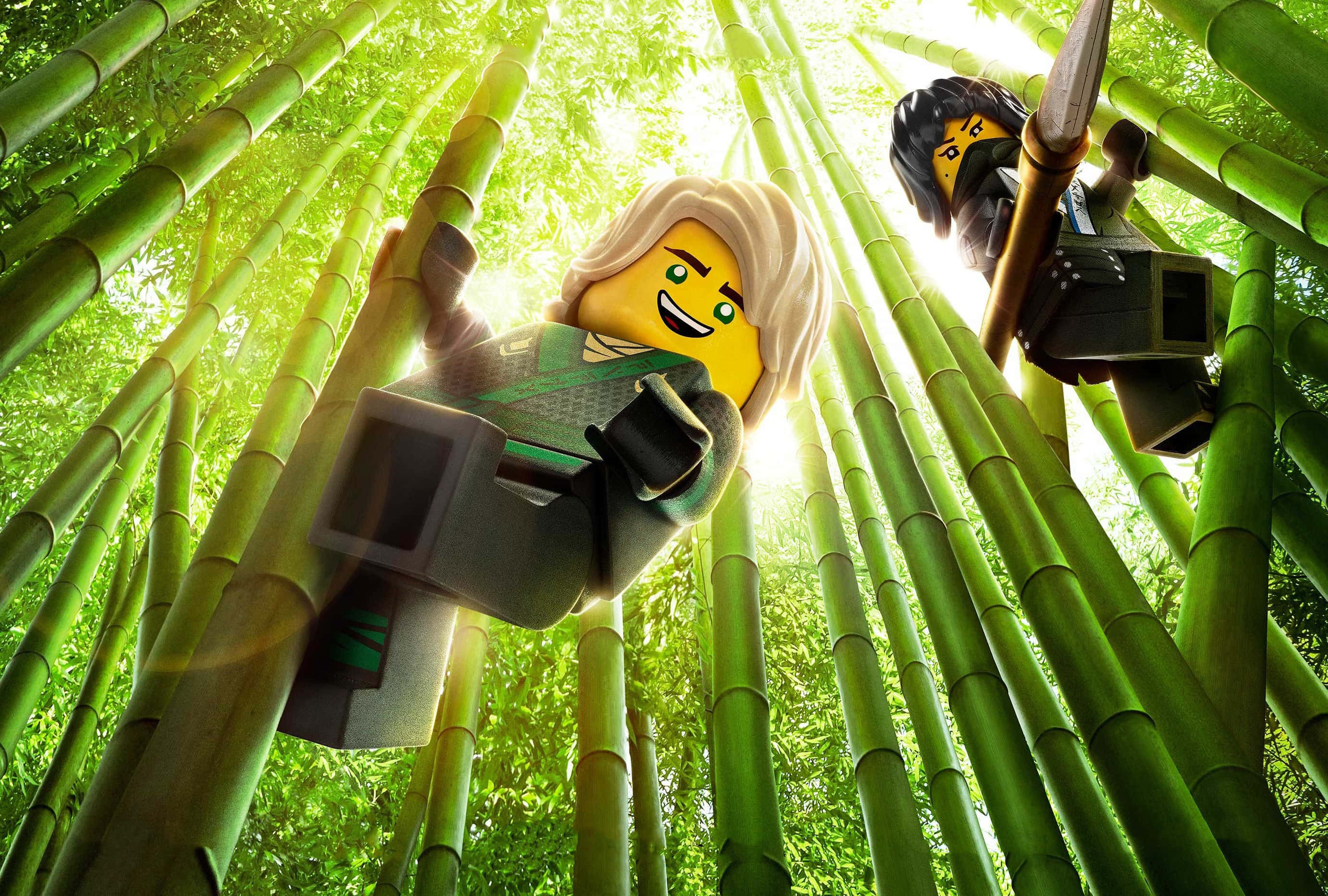 Animated 桌布 壁紙 — 兩個 LEGO Ninjago 角色在陽光明媚的竹林裡盪來盪去，鮮綠色的竹莖高聳在他們上方。