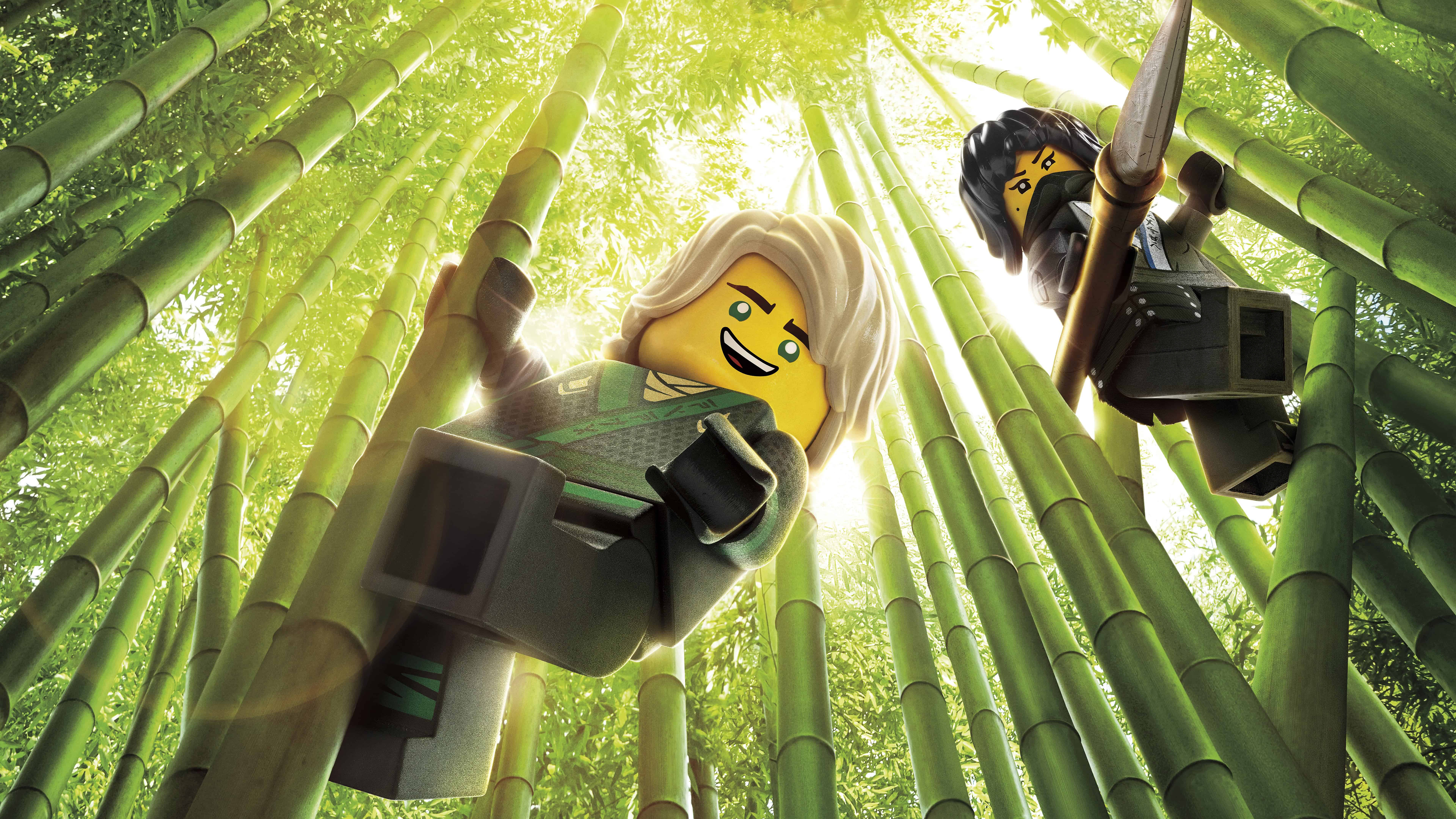 樂高 桌布 壁紙 — 兩個 LEGO Ninjago 角色在陽光明媚的竹林中盪漾，鮮綠色的竹莖高聳在他們上方。