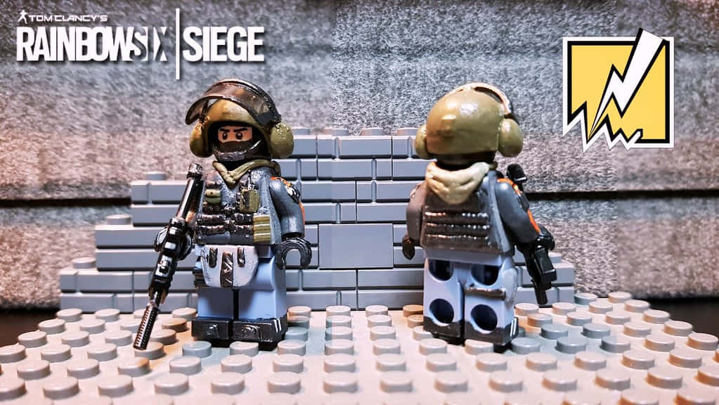 Rainbow Six Siege Bandit 桌布 壁紙 — 兩個 LEGO Rainbow Six Siege 幹員人偶背對背站在由 LEGO 積木砌成的磚牆上，遊戲標誌清晰可見。